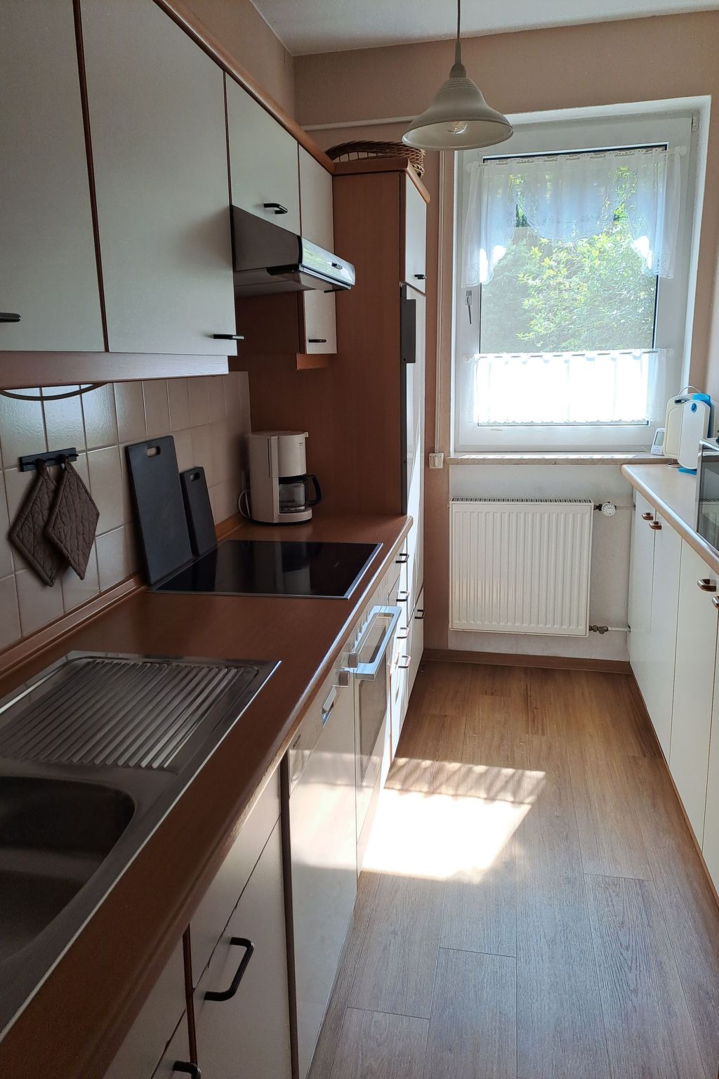 Mit überdachter Terrasse und Carport-Binnen