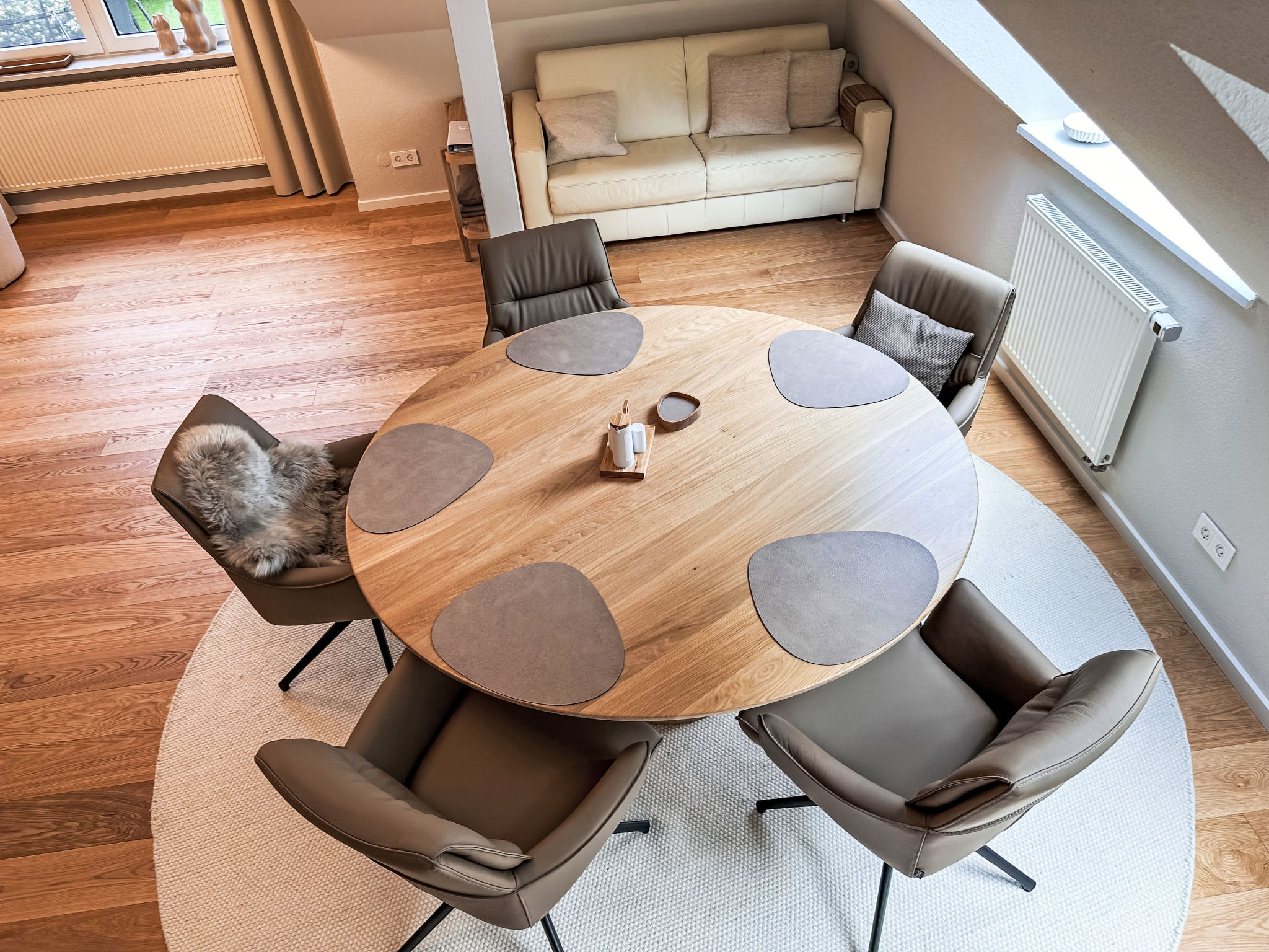 The OAK SUITE - Inside