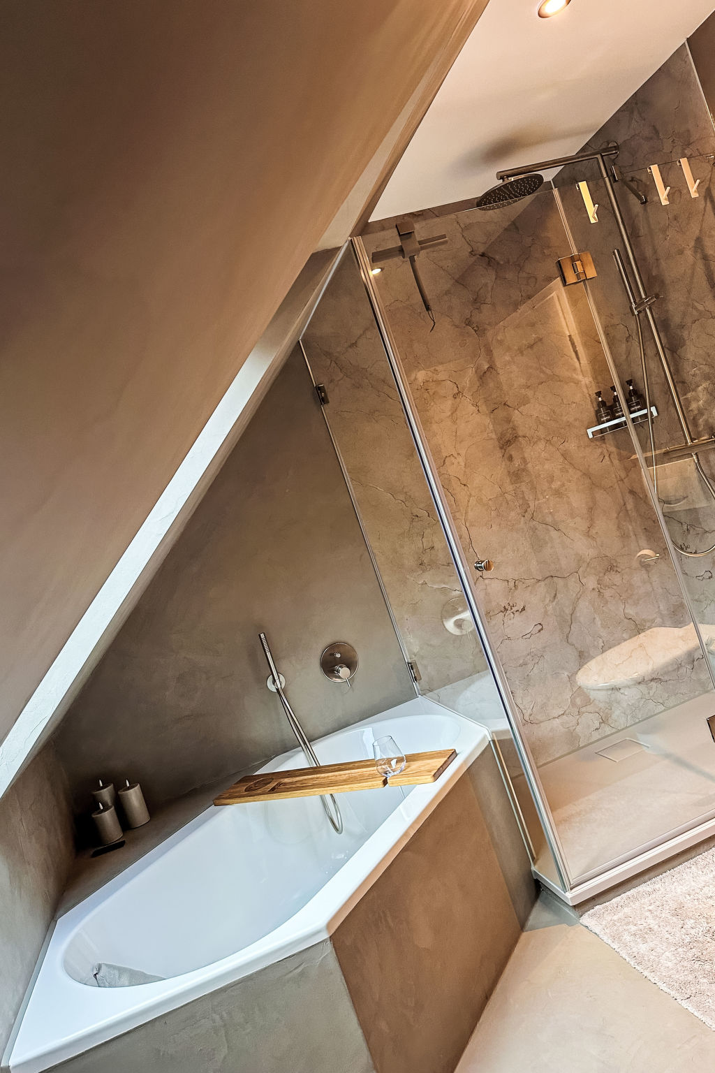 The OAK SUITE - Inside