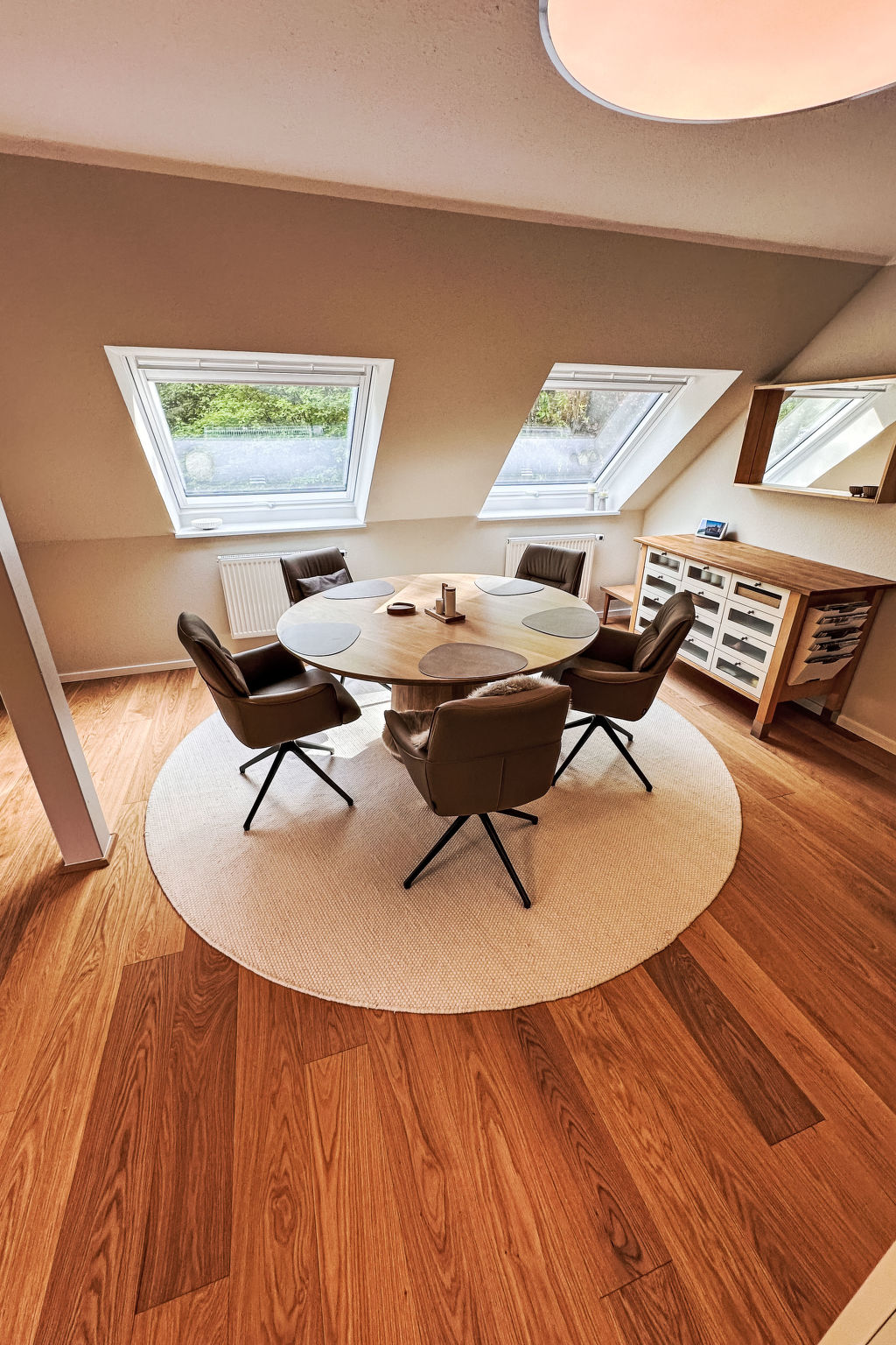 The OAK SUITE - Inside