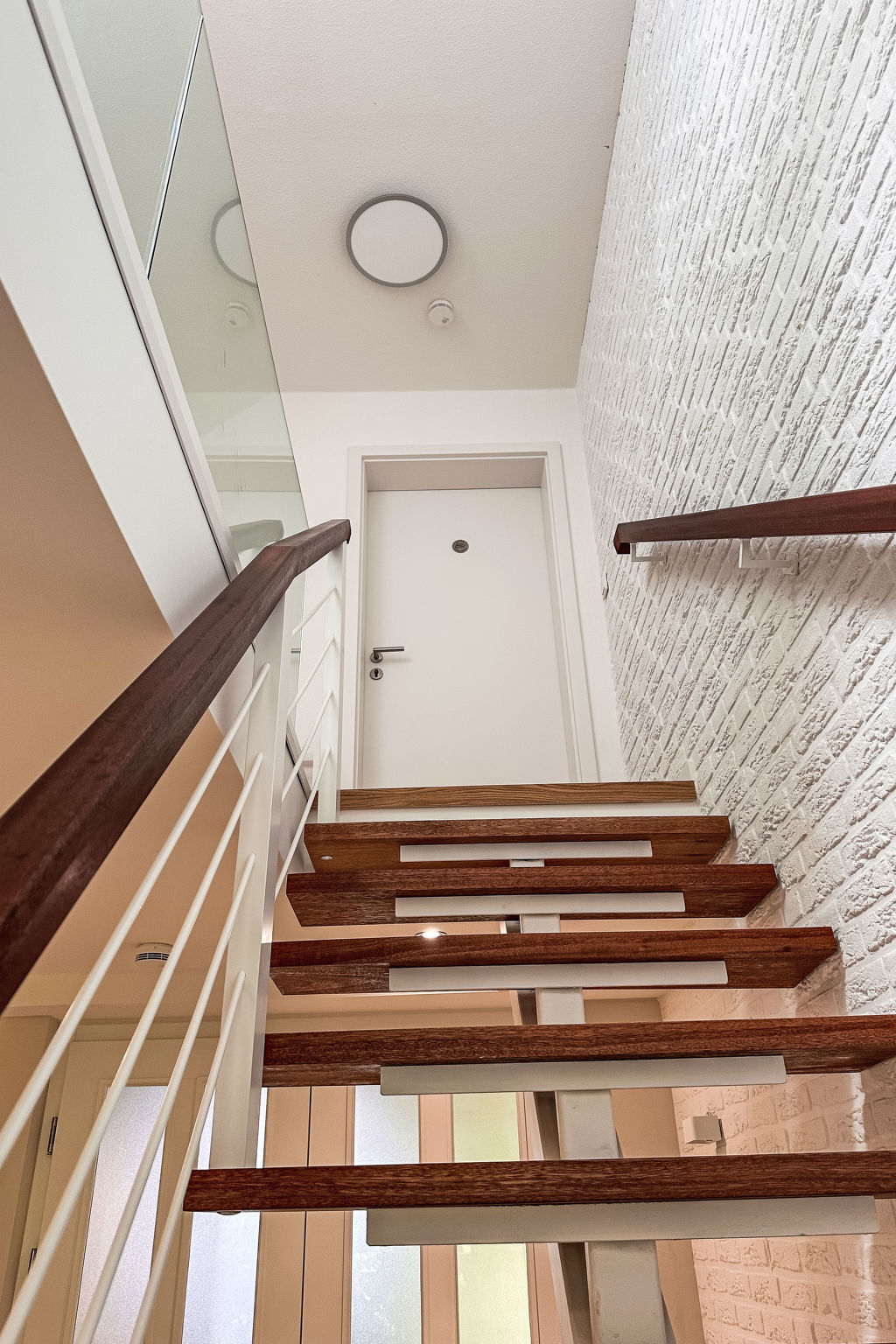 The OAK SUITE - Inside