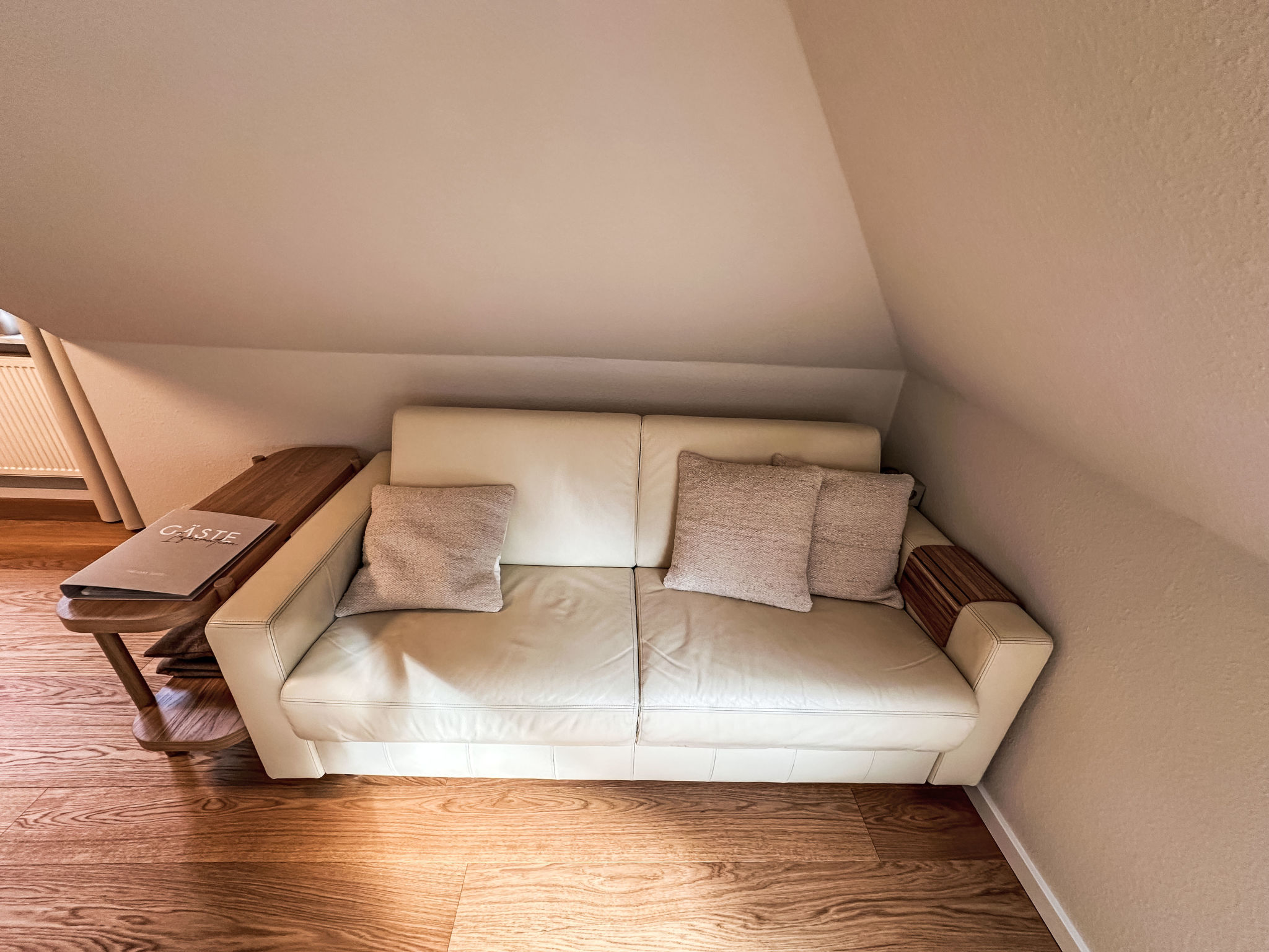 The OAK SUITE - Inside