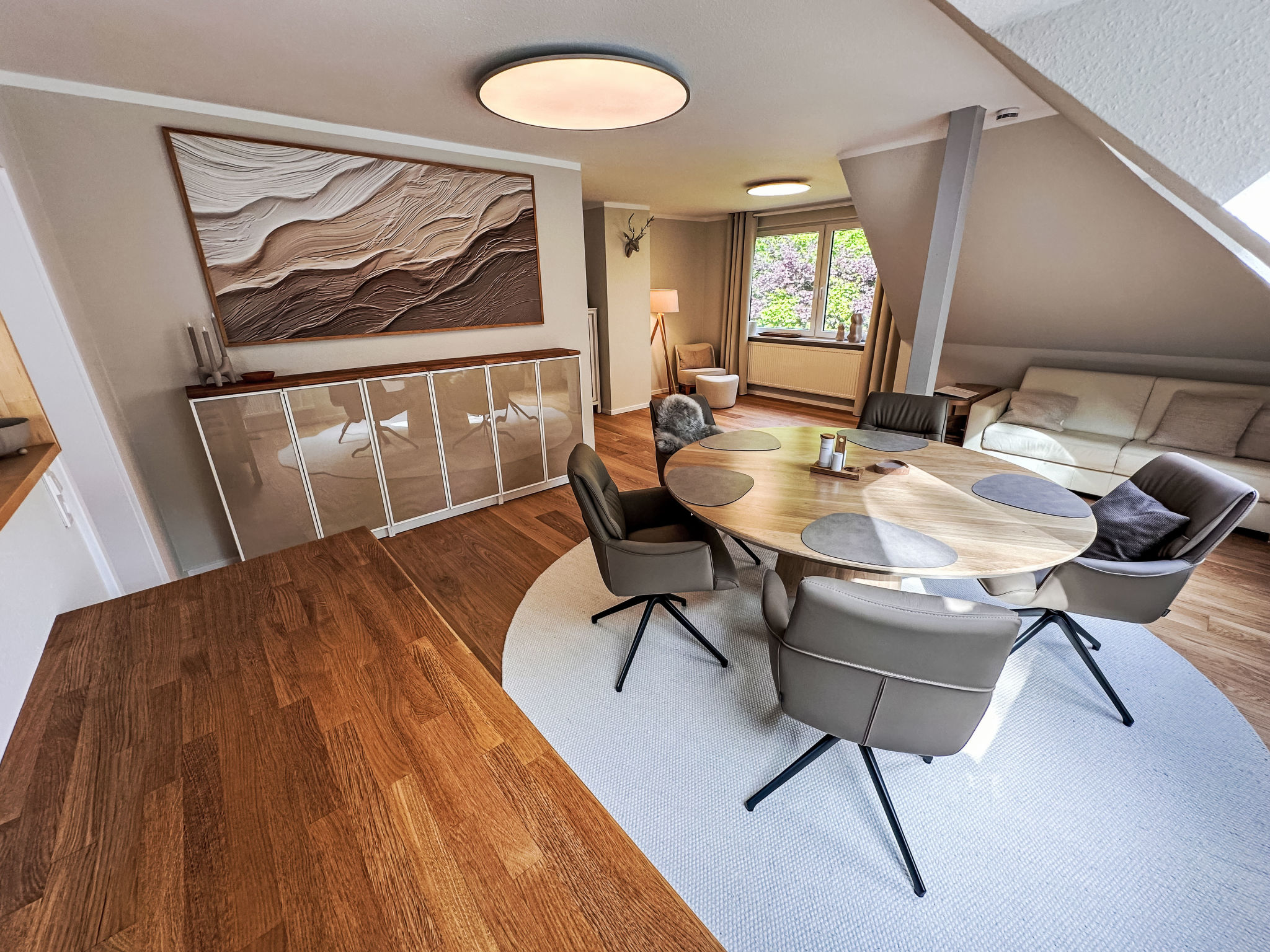 The OAK SUITE - Inside