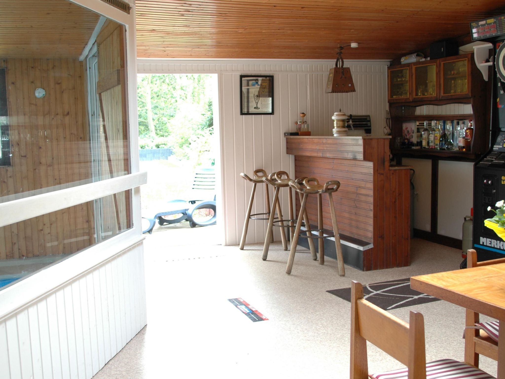 Mit Indoorpool, Garten und Partyraum-Binnen