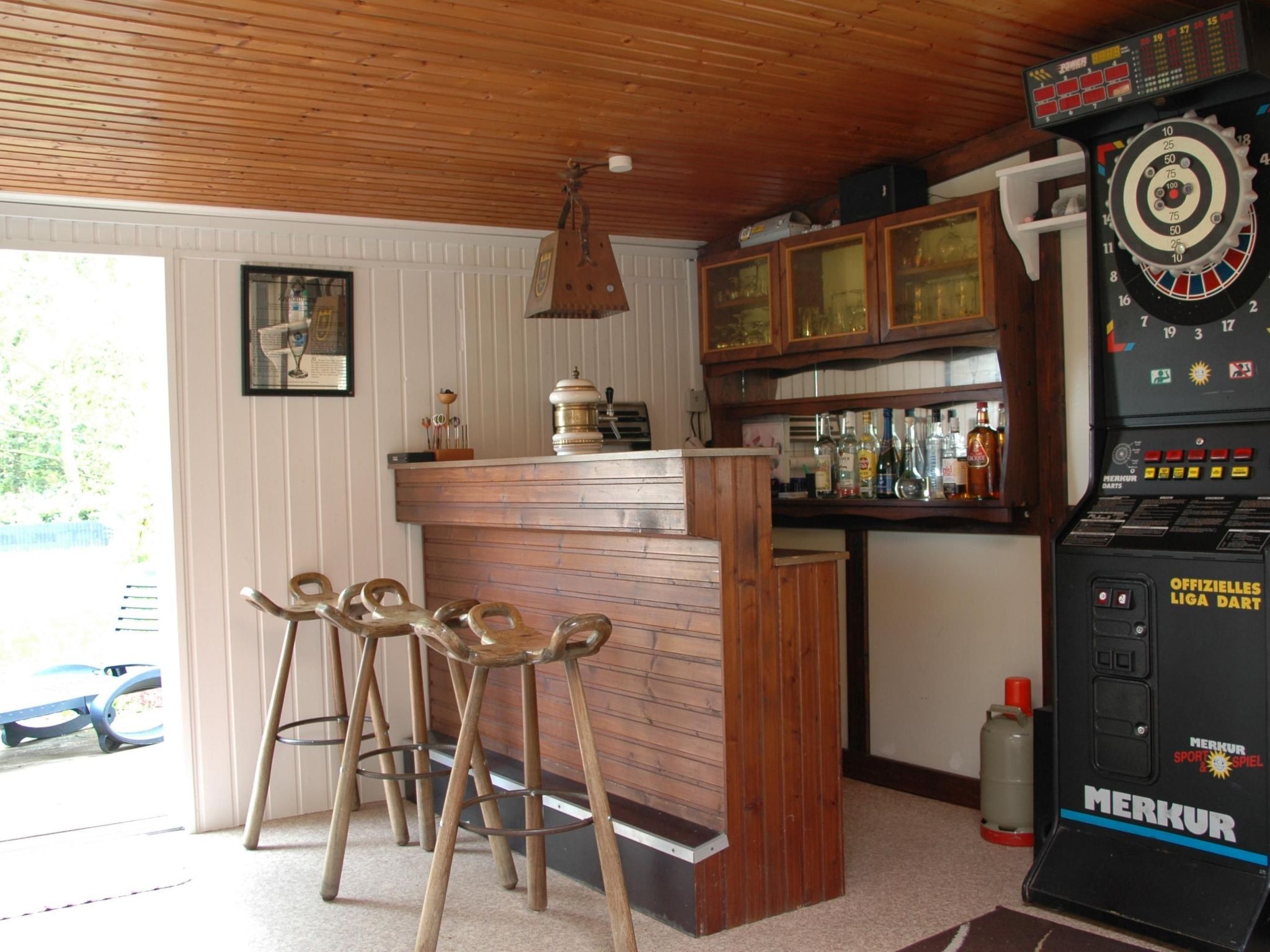 Mit Indoorpool, Garten und Partyraum-Binnen