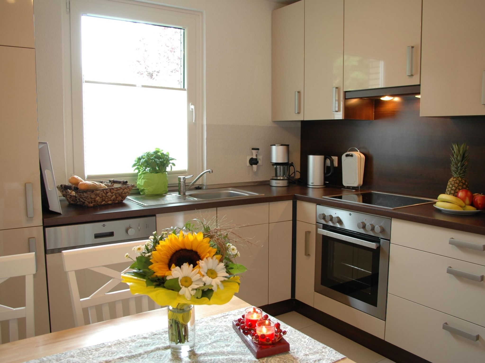 Mit Indoorpool, Garten und Partyraum-Binnen