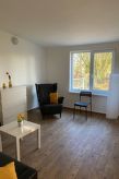 mit Terrasse und kleinem Garten