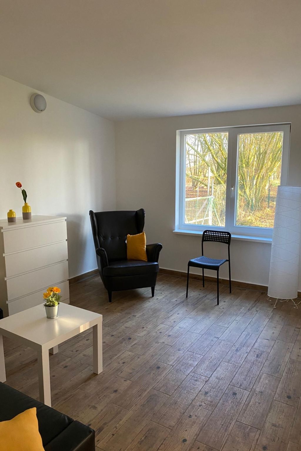 Mit Terrasse und kleinem Garten