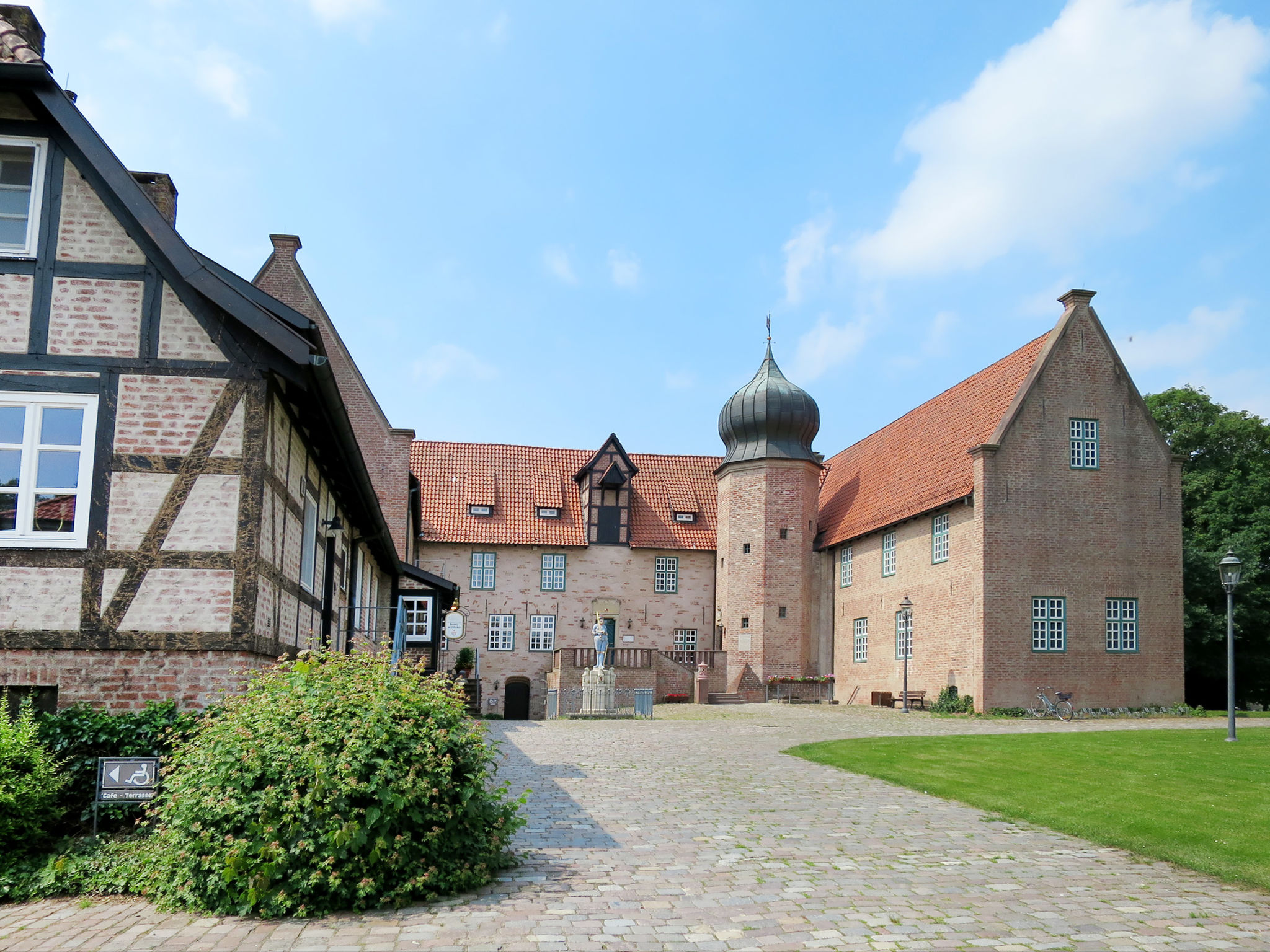 Mit Terrasse und kleinem Garten-Omgeving
