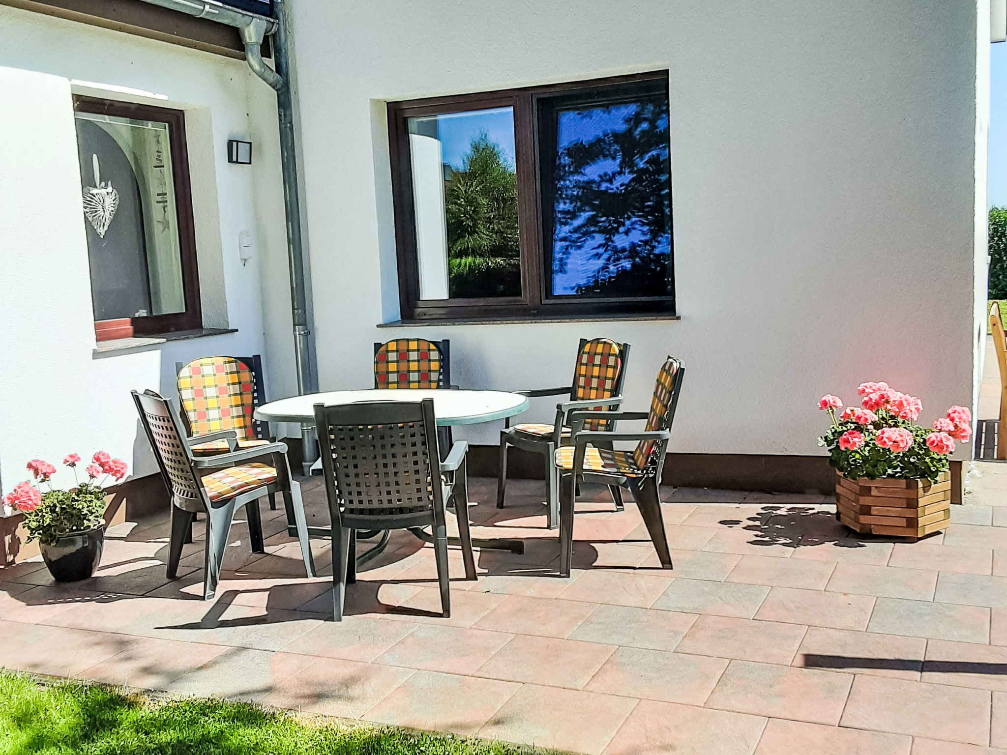 Komfortable Ferienwohnung mit großem Garten - Buiten