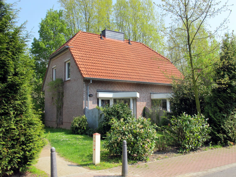 Halfvrijstaand huis 3-kamers 65 m2 op 2 verdiepingen. Licht, modern en gezellig ingericht: woon-/eetkamer met open haard en Kabel-TV (Flatscreen TV), radio, CD-speler en DVD. Uitgang naar het terras. ..