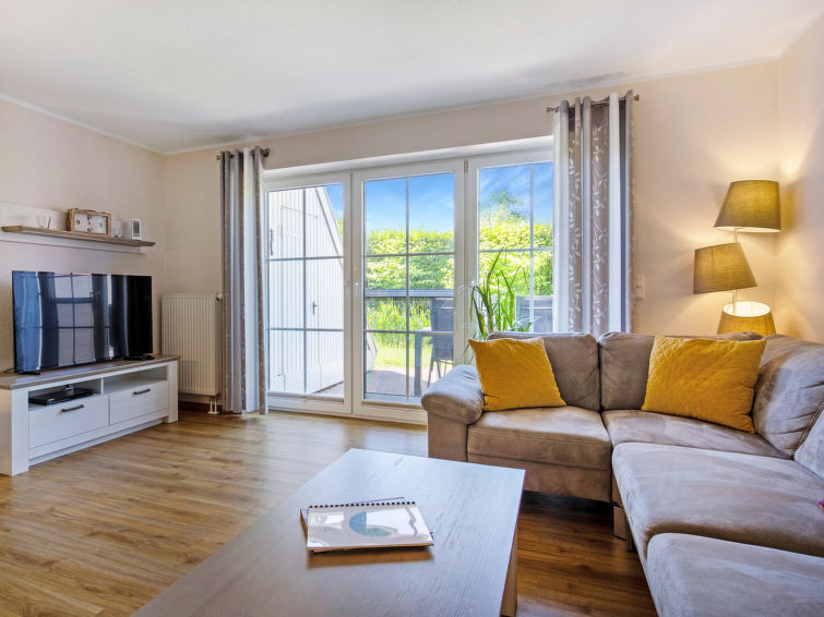 Huis in een rij 4-kamers 85 m2 op 3 verdiepingen. Comfortabel en modern ingericht: groot woon-/eetkamer met eettafel en Kabel-TV (Flatscreen TV), radio. Uitgang naar de tuin. Open keuken (oven, afwasm..