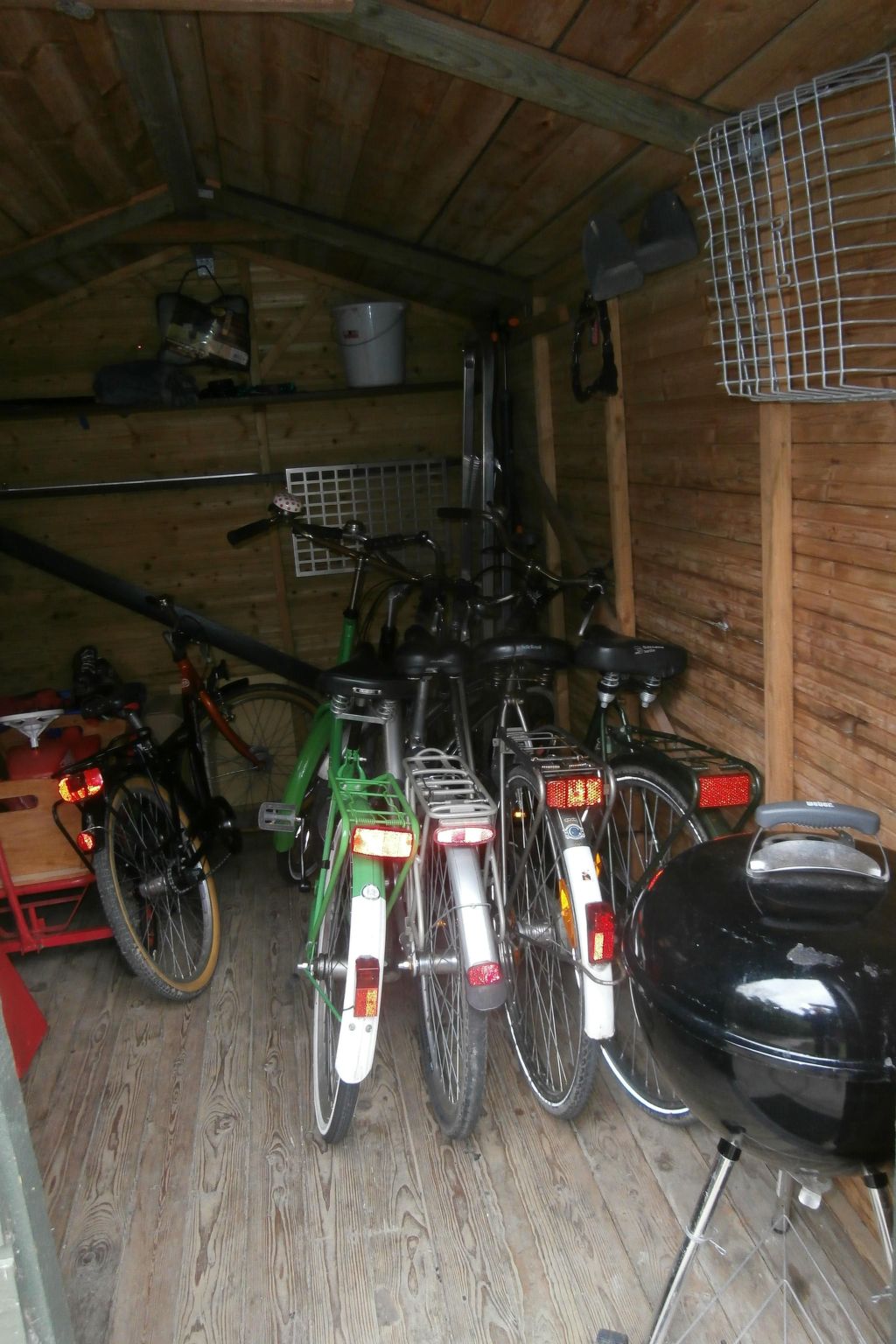 Uriges Ferienhaus mit Garten und Grill-Drinnen