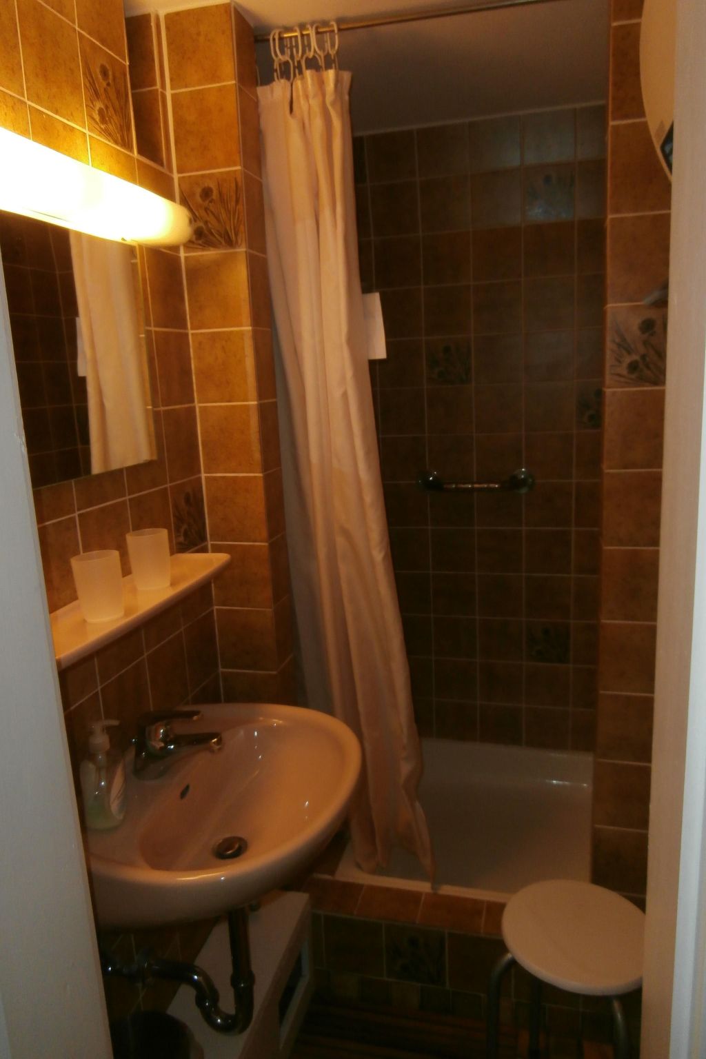 Uriges Ferienhaus mit Garten und Grill-Drinnen