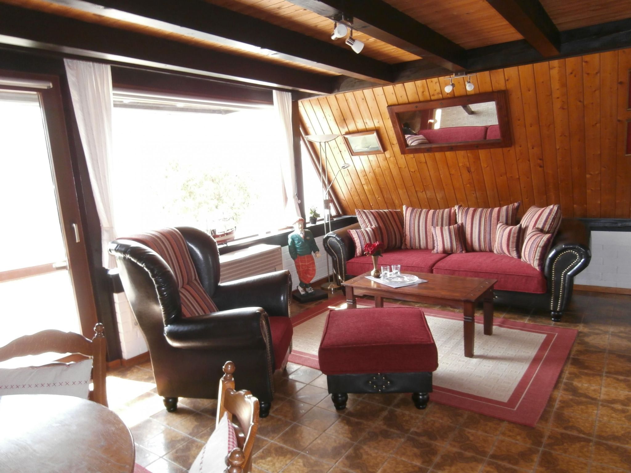 Uriges Ferienhaus mit Garten und Grill-Drinnen