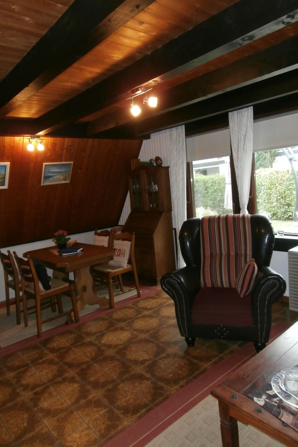 Uriges Ferienhaus mit Garten und Grill-Drinnen