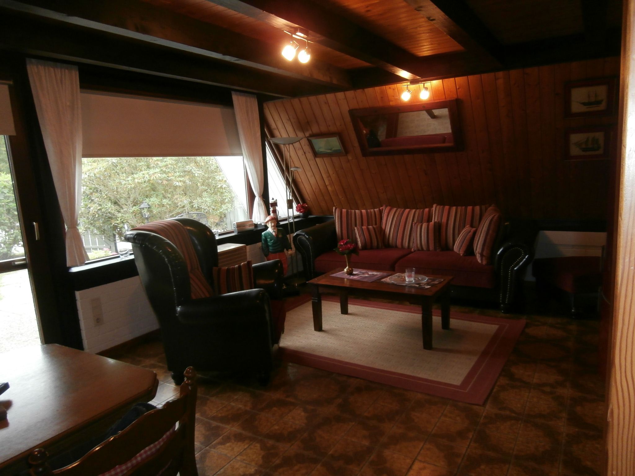 Uriges Ferienhaus mit Garten und Grill-Drinnen