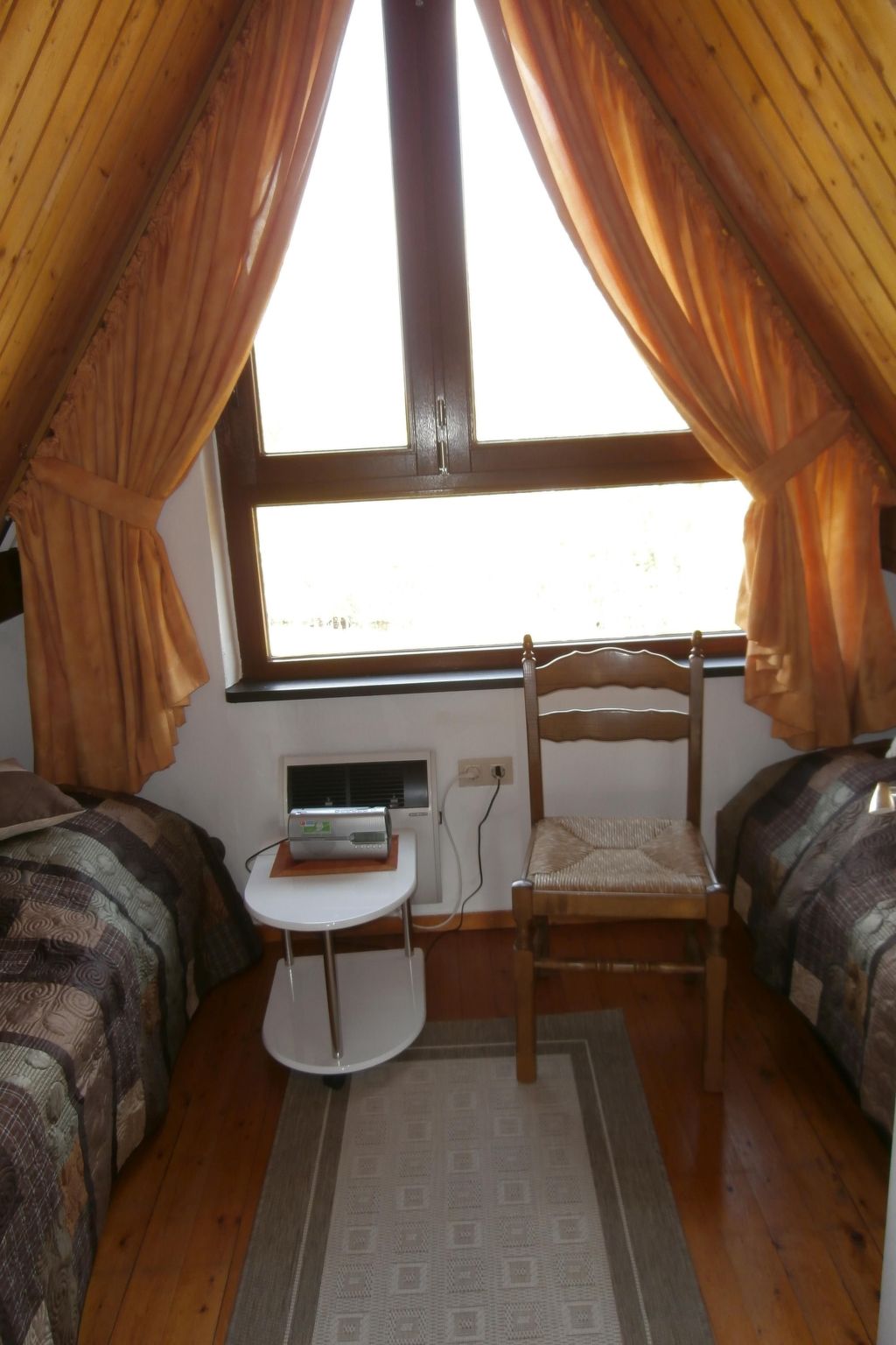 Uriges Ferienhaus mit Garten und Grill-Drinnen