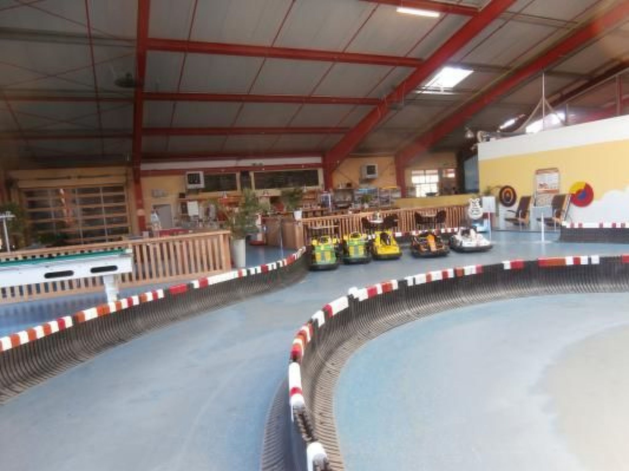 Uriges Ferienhaus mit Garten und Grill-Drinnen