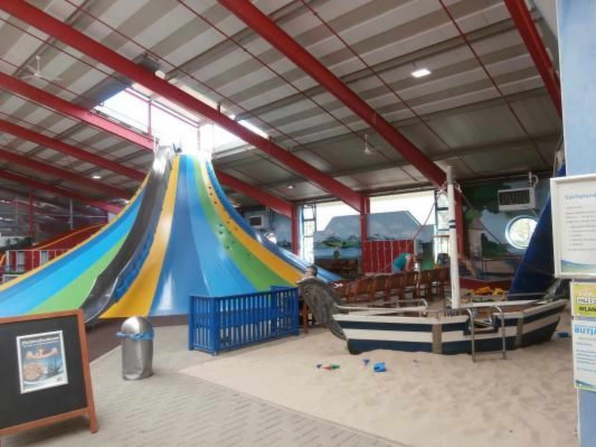 Uriges Ferienhaus mit Garten und Grill-Drinnen