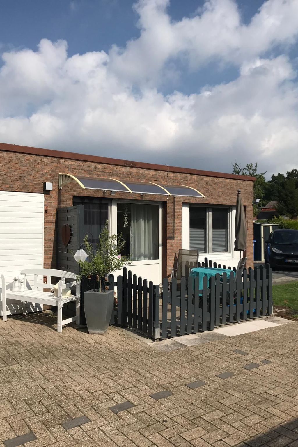 Discover the charm of the North Sea coast with a stay in this cosy holiday flat in Burhave, Butjadingen. This ground-floor accommodation is perfect for couples looking for a relaxing time close to the..