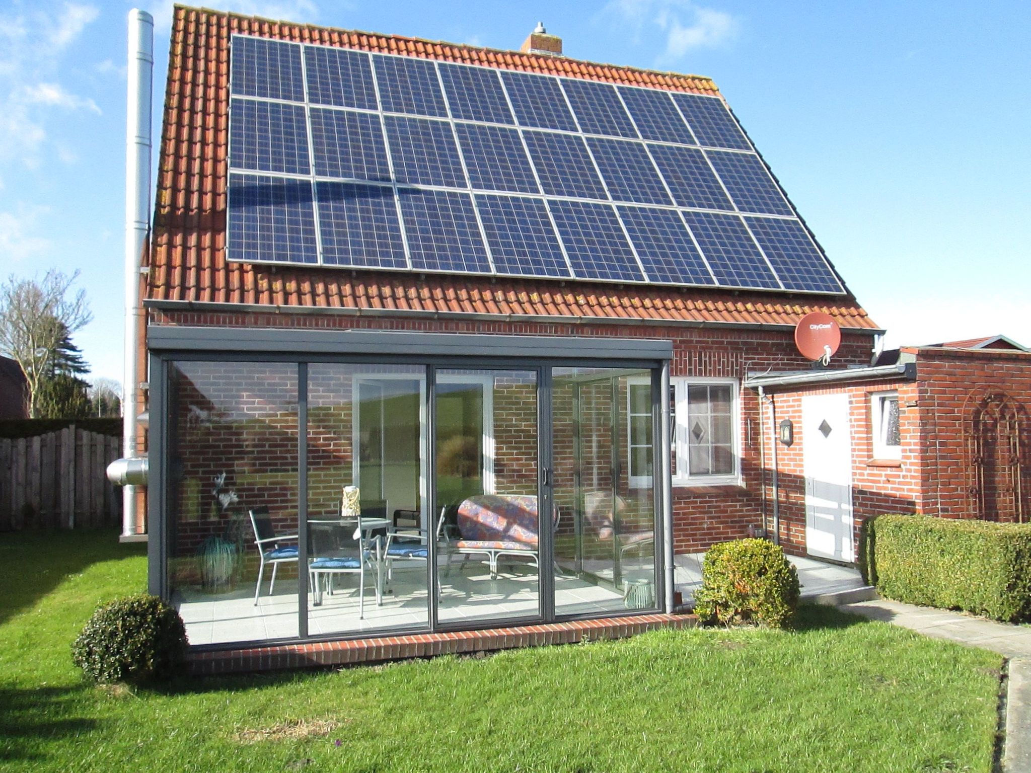 Het comfortabele vakantiehuis Deichkieker ligt op een uitstekende locatie met direct uitzicht op de dijk. Van hieruit bereik je het romantische vissersdorp Fedderwardersiel en het UNESCO Werelderfgoed..