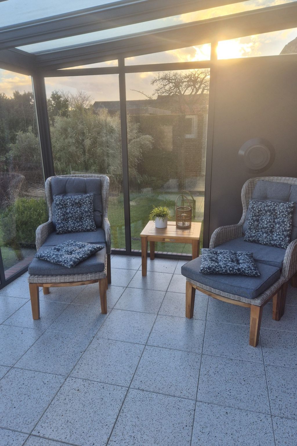 Mit Wintergarten und Garten am Deich-Inside