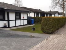 in Burhave mit Terrasse und Grill