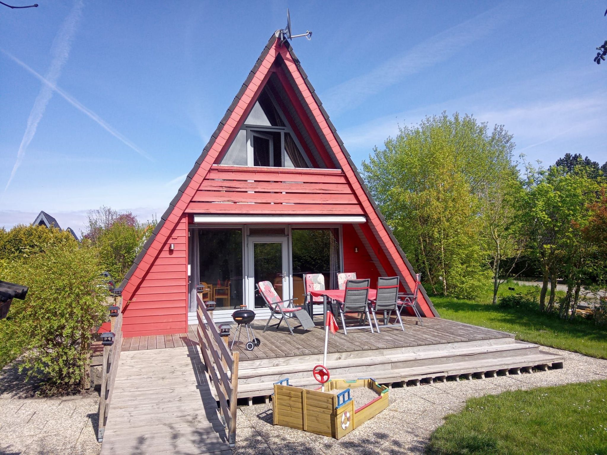 Unmittelbar hinter dem Deich gelegenes Nurdachhaus