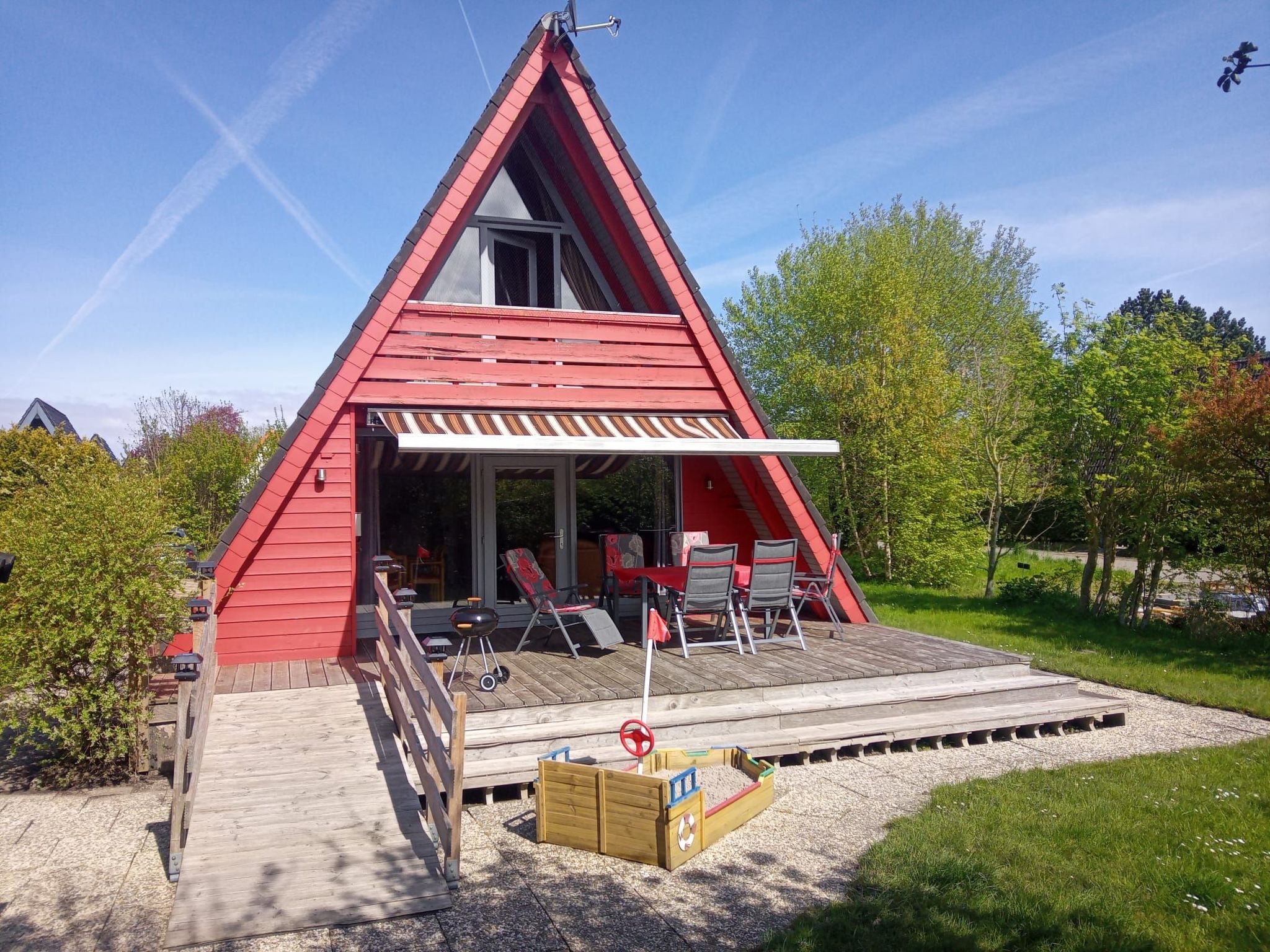 Unmittelbar hinter dem Deich gelegenes Nurdachhaus