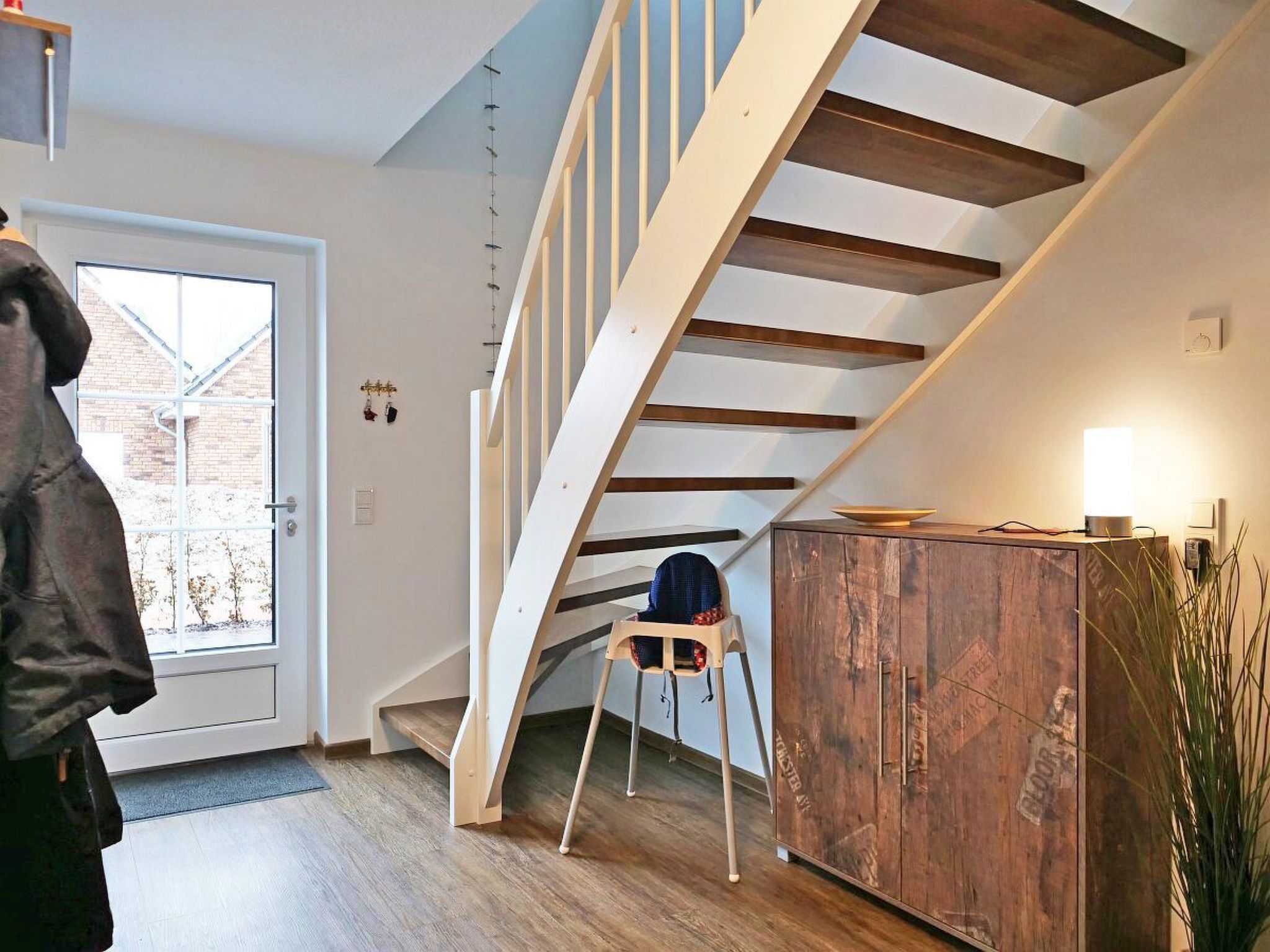 In Burhave mit Großer Terrasse-Drinnen