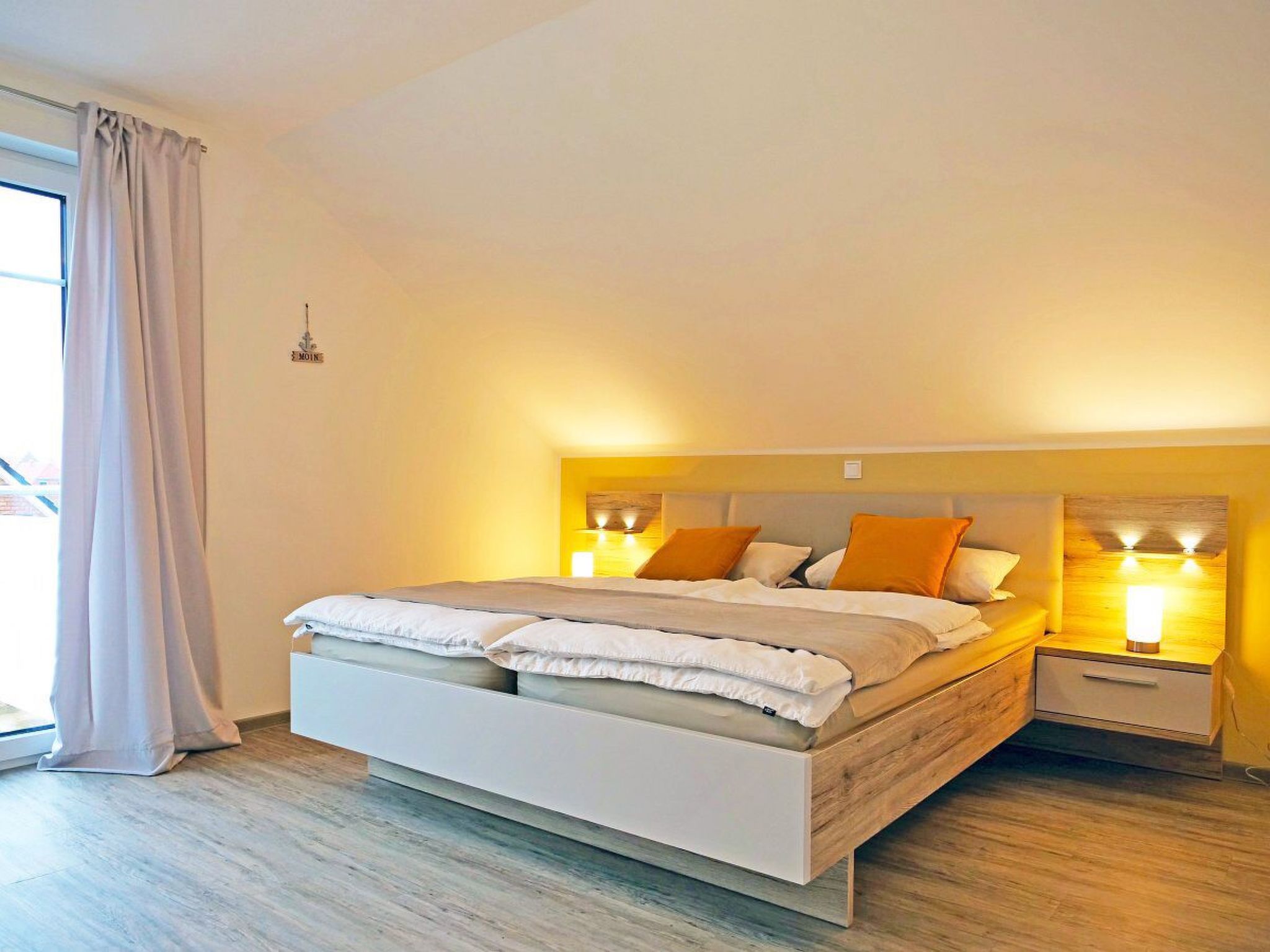 In Burhave mit Großer Terrasse-Drinnen