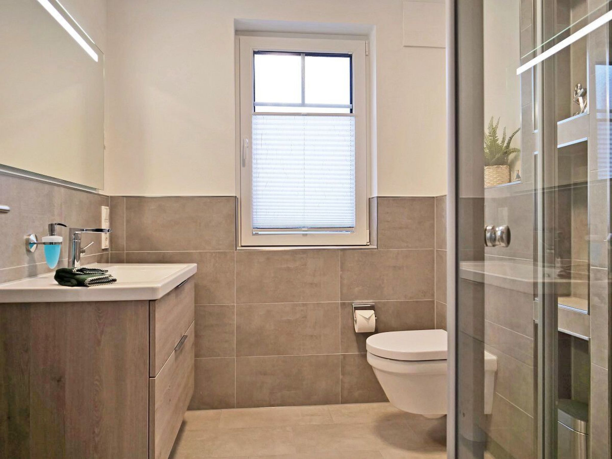 In Burhave mit Großer Terrasse-Drinnen