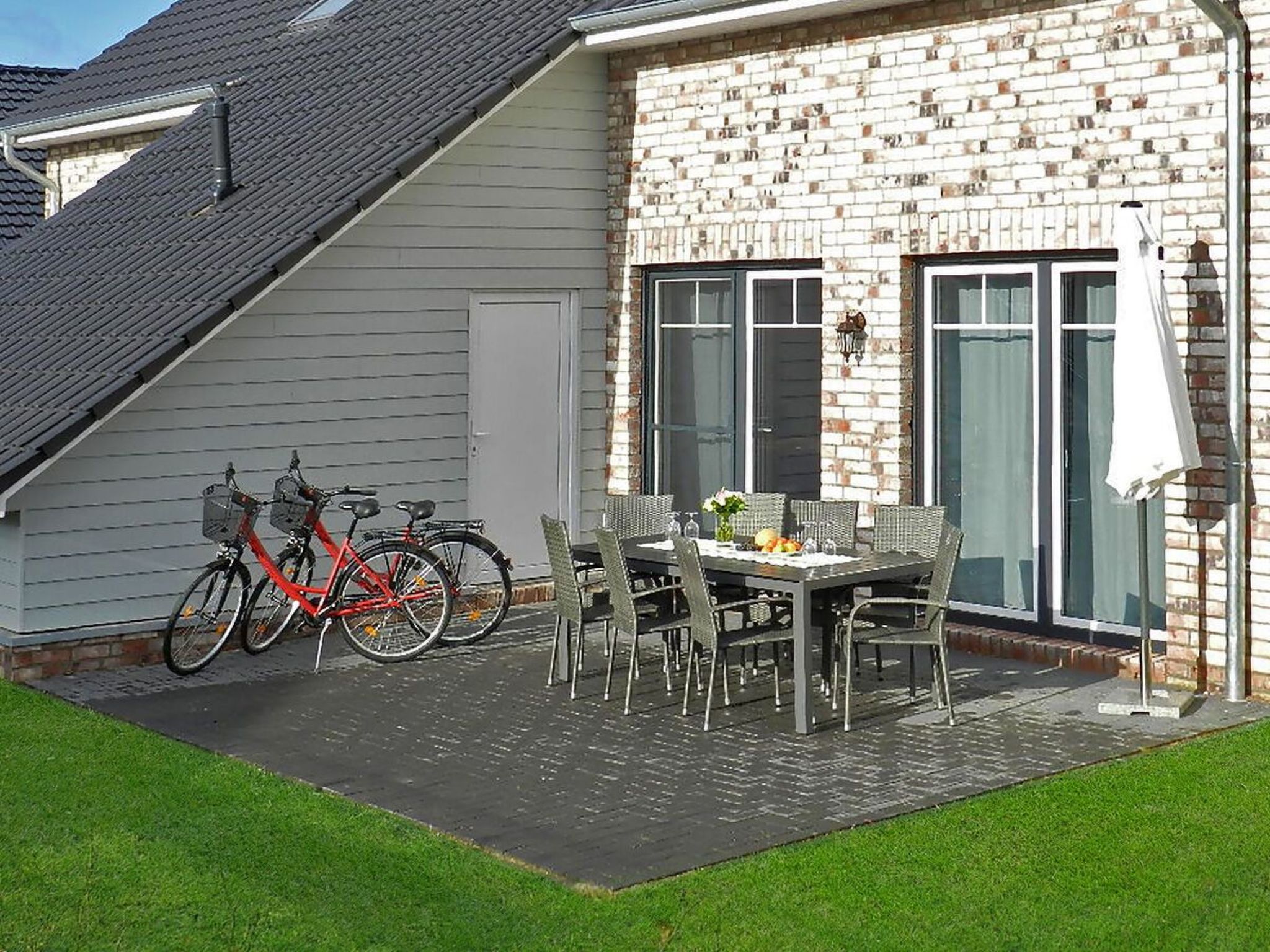 In Burhave mit Großer Terrasse-Drinnen