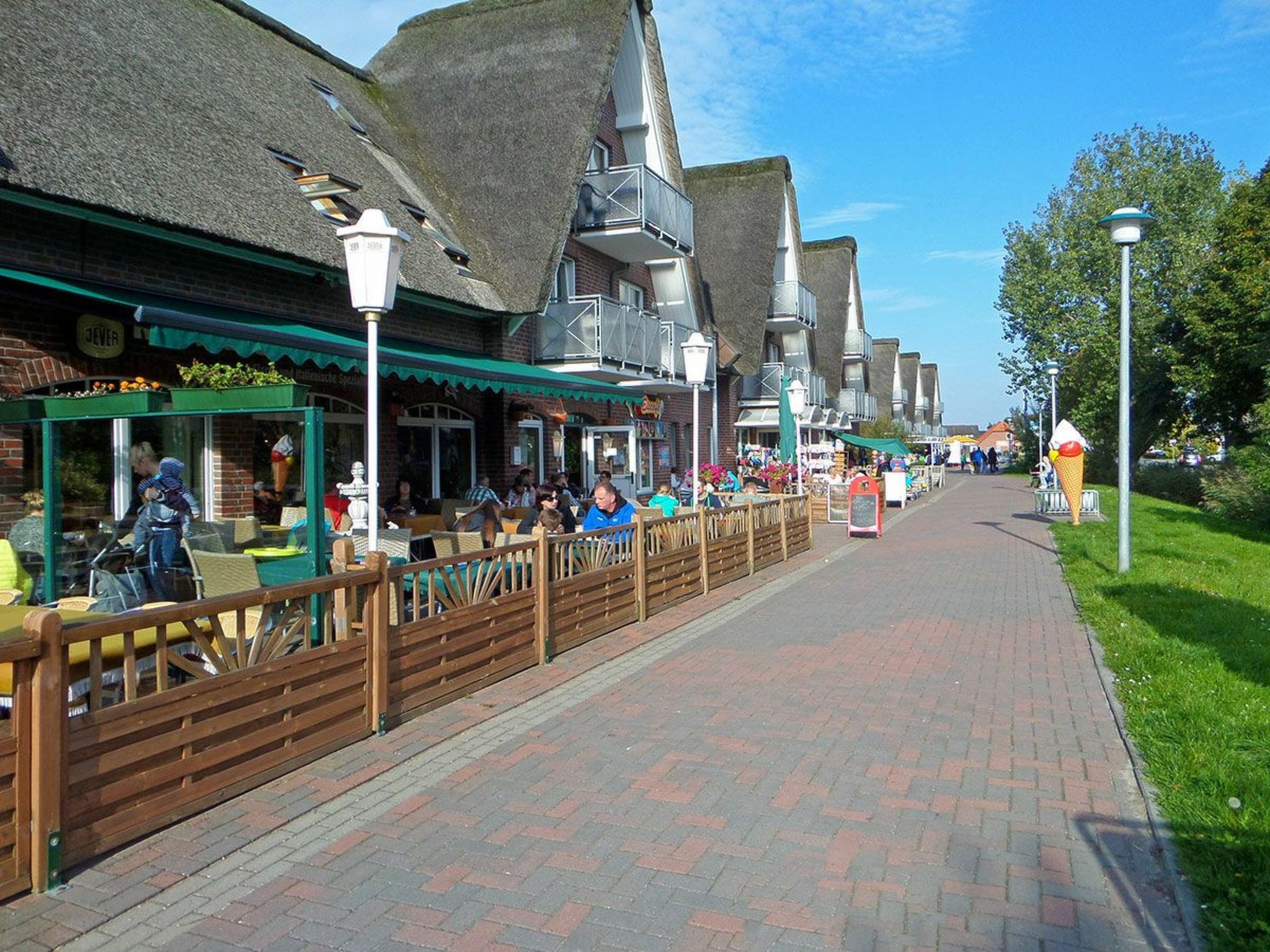 In Burhave mit Großer Terrasse-Drinnen