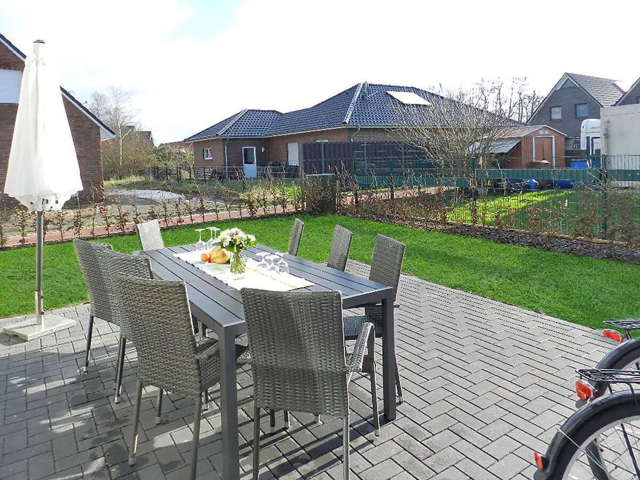 In Burhave mit Großer Terrasse-Drinnen