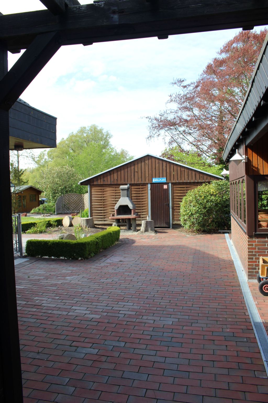 Geräumige Ferienwohnung in Burhave mit Grill, Garten und Pool-Binnen