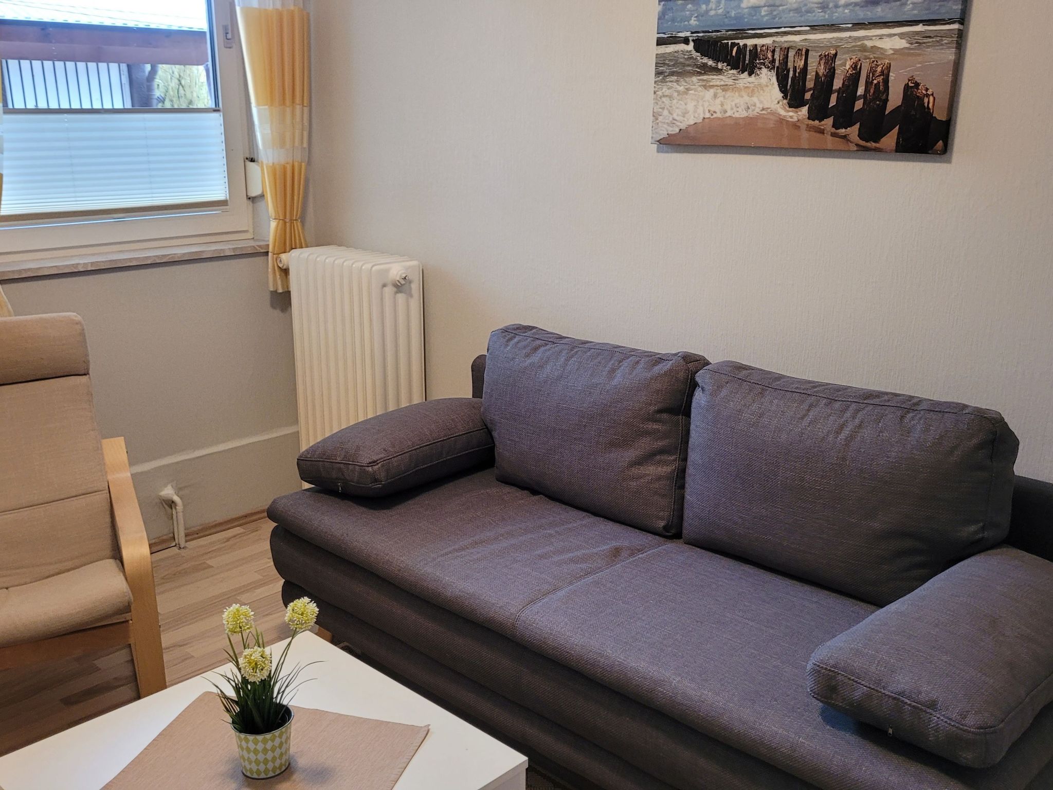 This cosy, renovated holiday flat offers you a relaxed environment to feel at home during your holiday in the North Sea resort of Burhave. It is located in the heart of the popular holiday resort, jus..