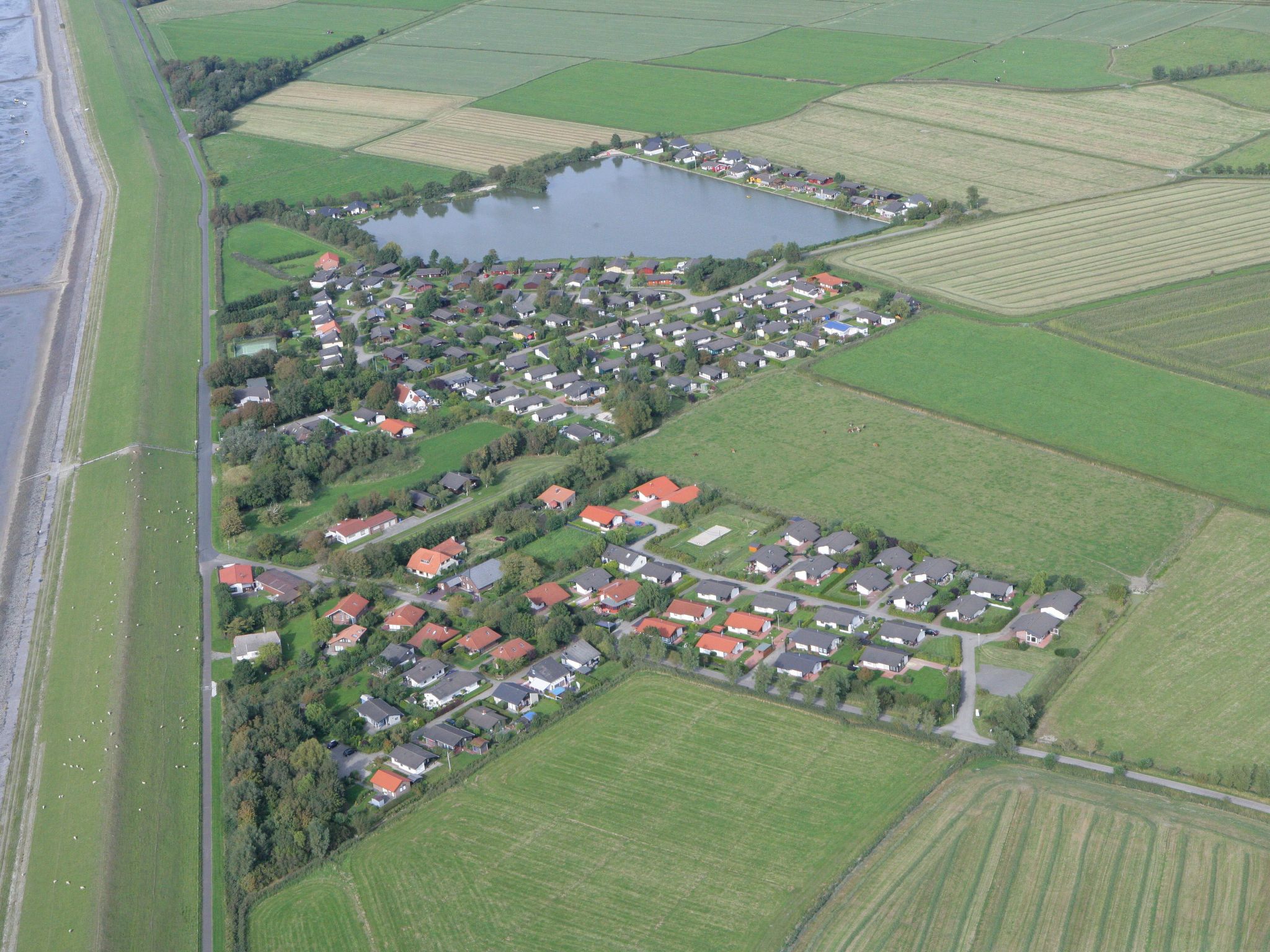 E13 Ferienhaus mit Garten, Terrasse und Deichblick-Binnen