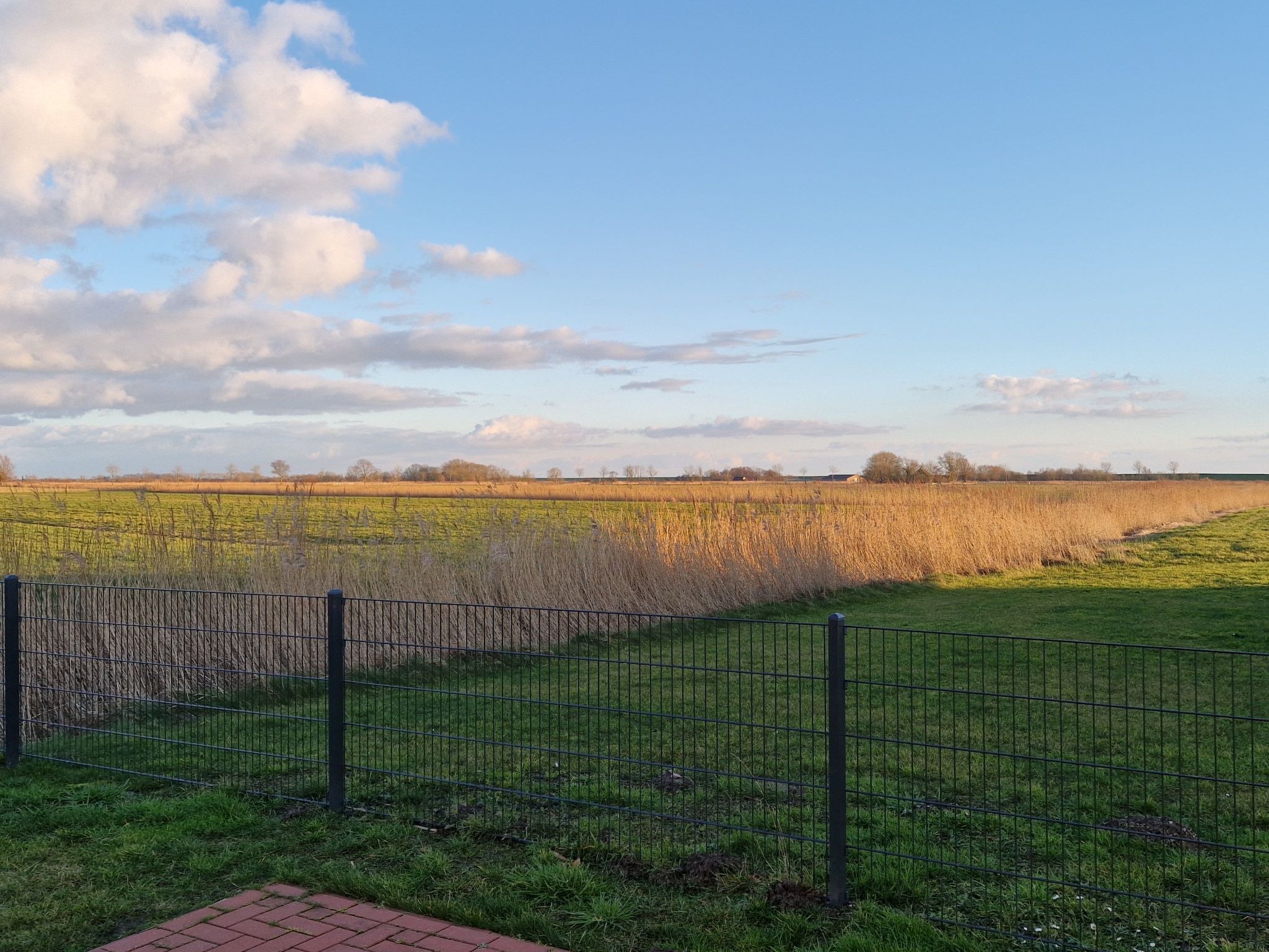 G9 eingezäuntes Haus in Randlage mit Weitblick-Inside