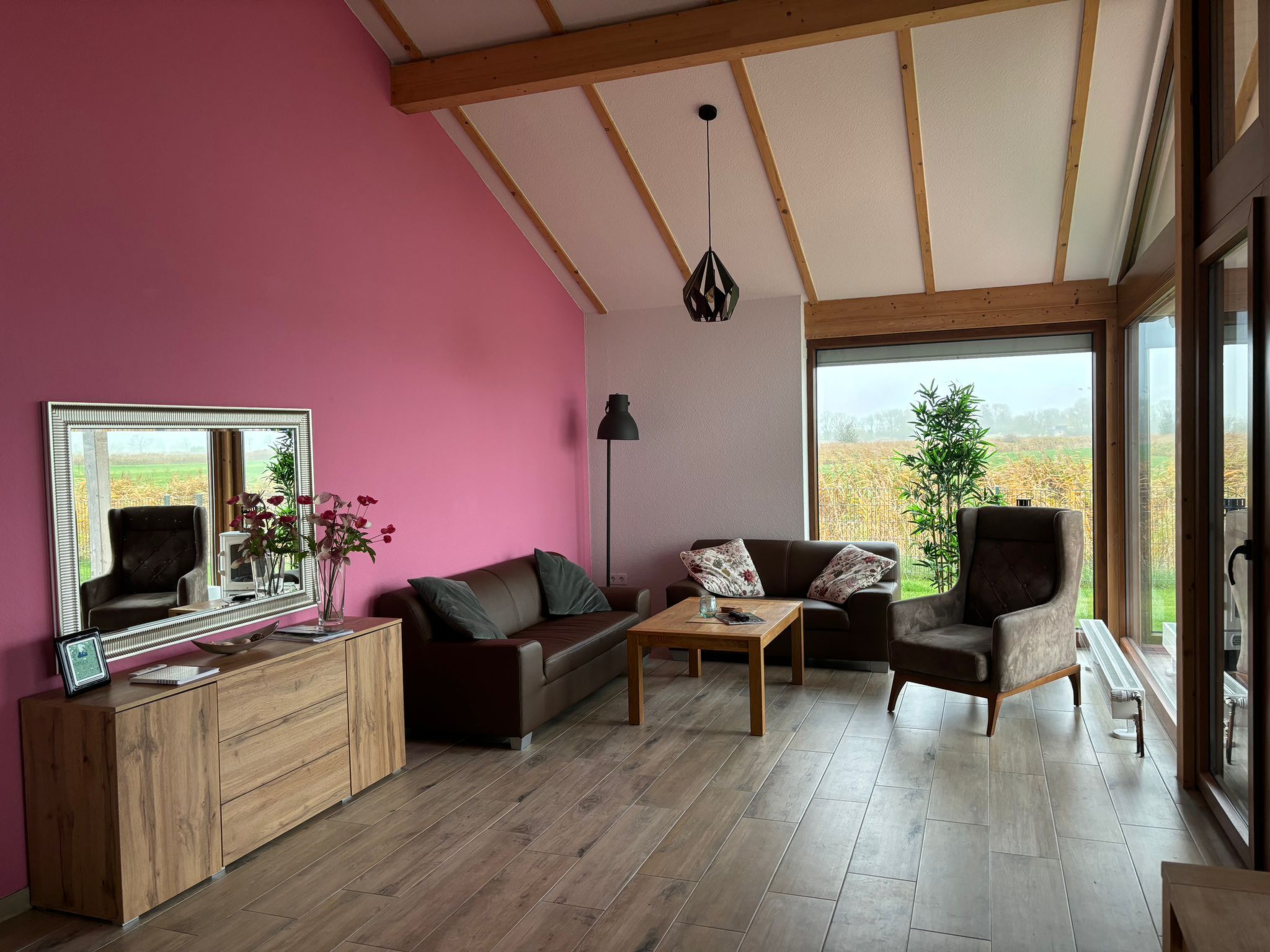 G9 eingezäuntes Haus in Randlage mit Weitblick-Inside