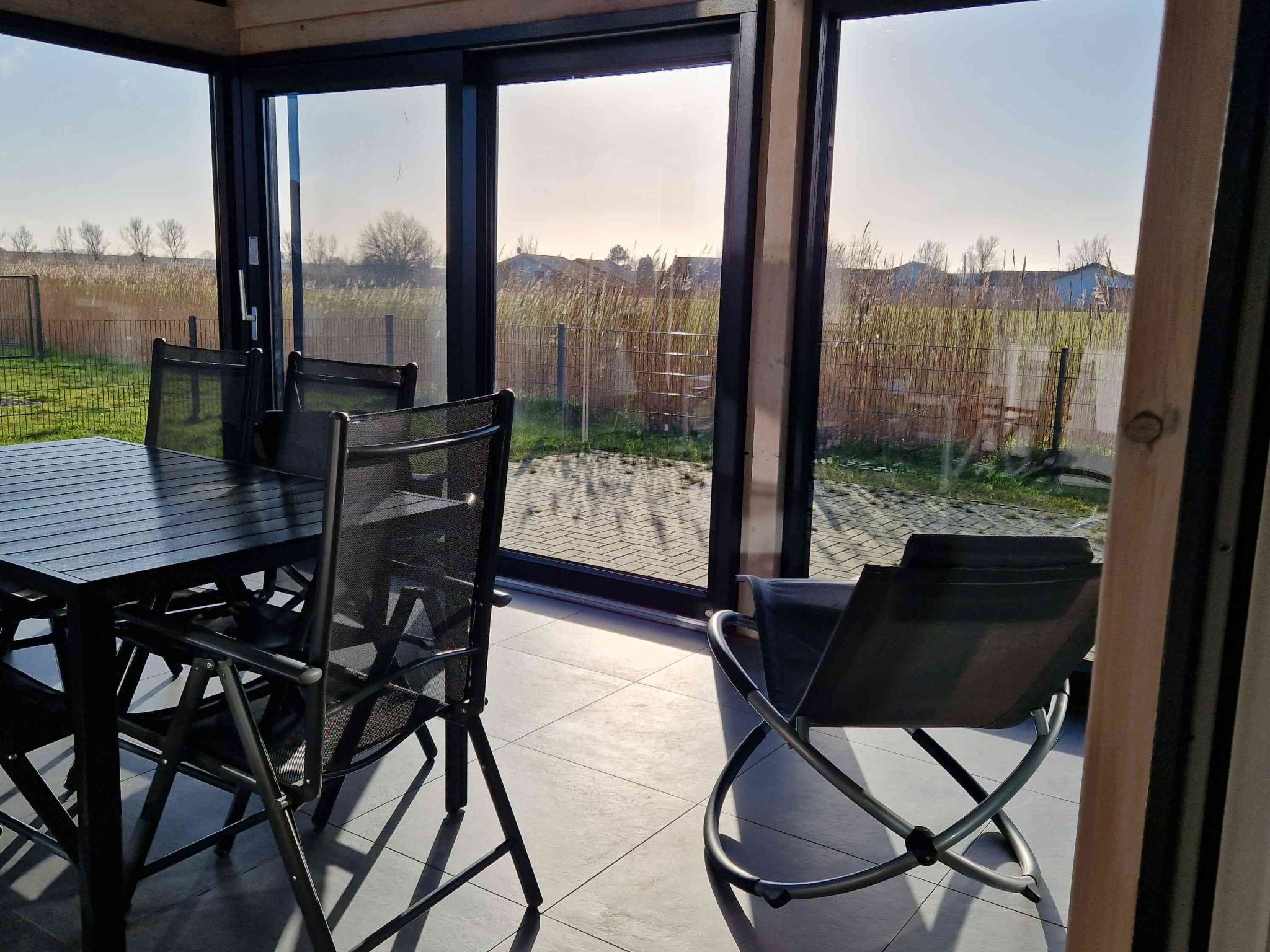 G28 Eingezäuntes Ferienhaus mit Infrarotkabine-Buiten