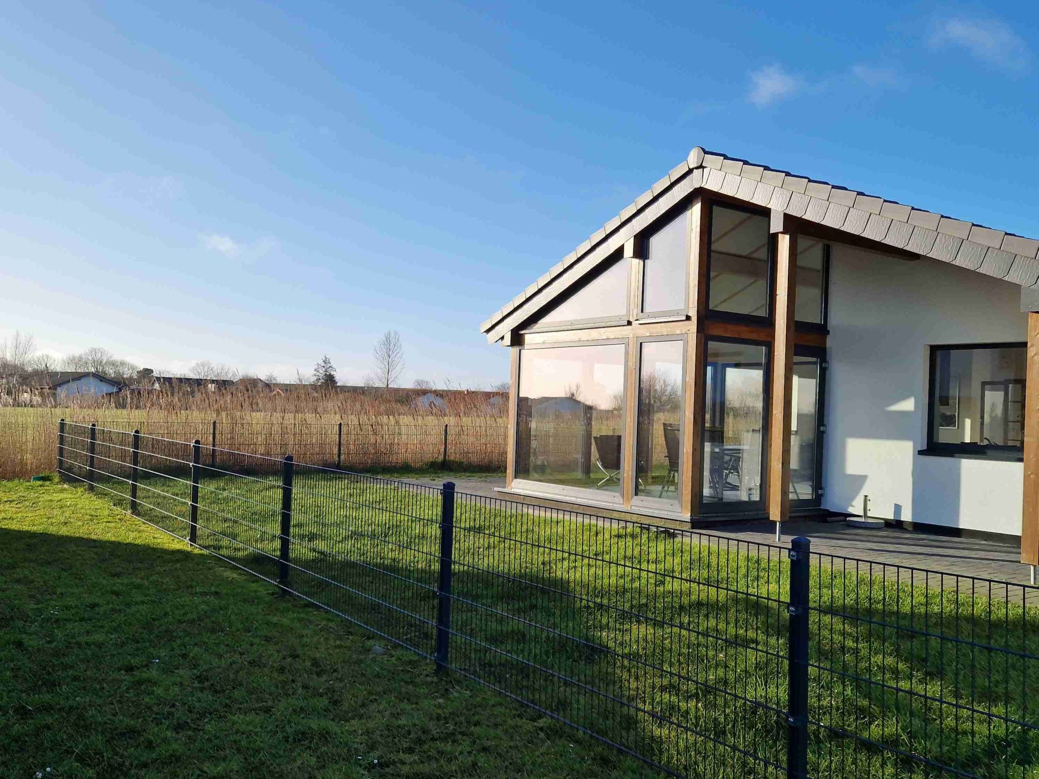 G28 Eingezäuntes Ferienhaus mit Infrarotkabine-Buiten