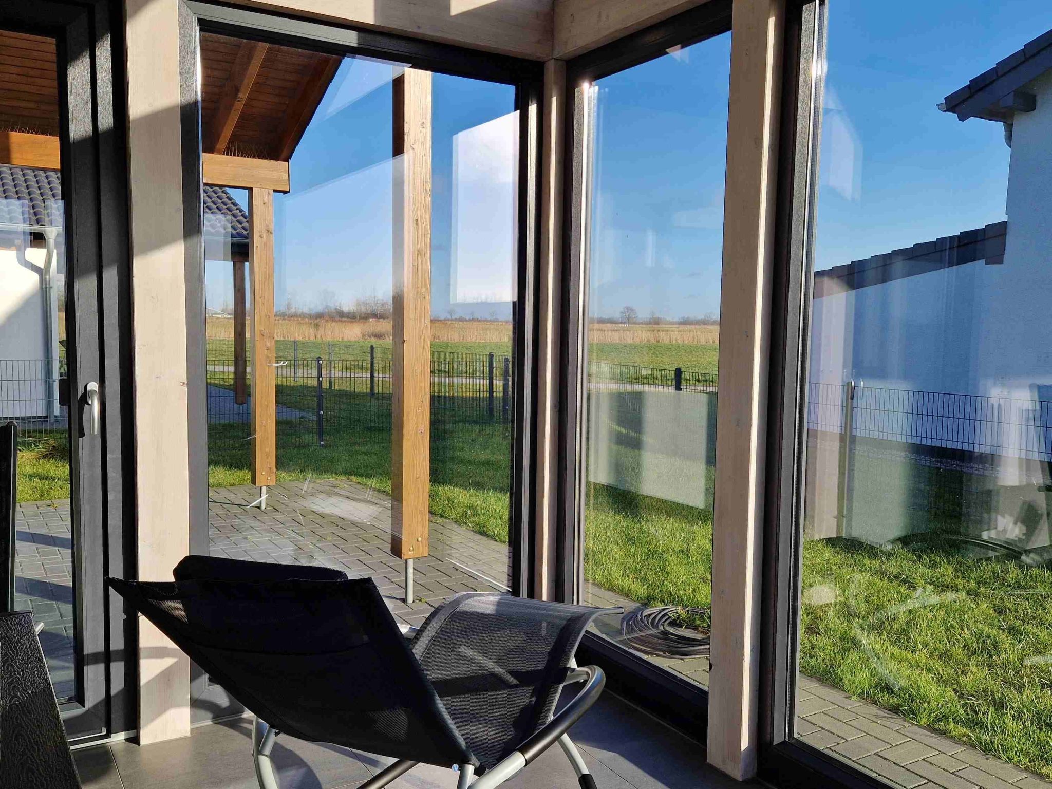 G28 Eingezäuntes Ferienhaus mit Infrarotkabine-Buiten