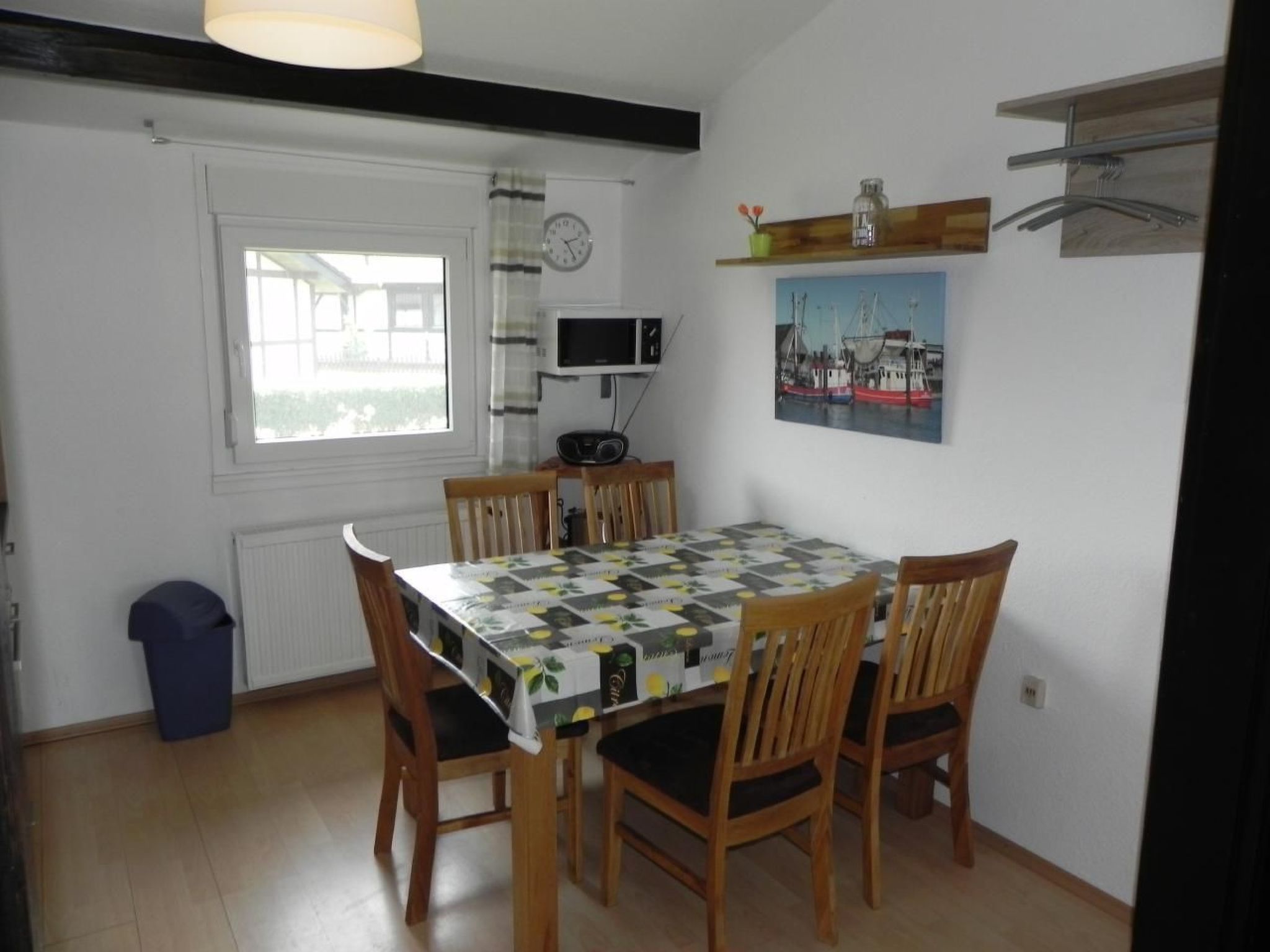 Freistehendes Ferienhaus in 2.Reihe am See-Drinnen