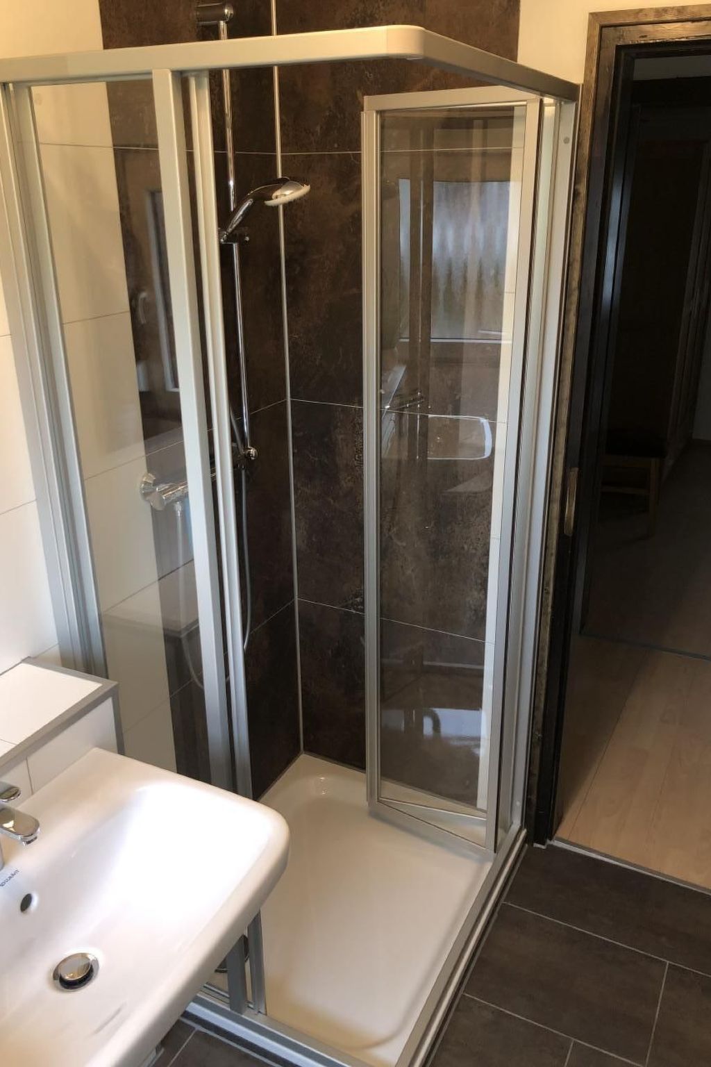 Freistehendes Ferienhaus in 2.Reihe am See-Drinnen