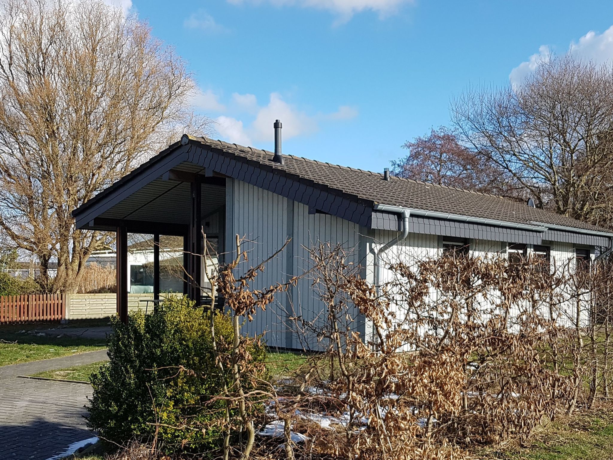 Freistehendes Ferienhaus in 2.Reihe am See-Drinnen