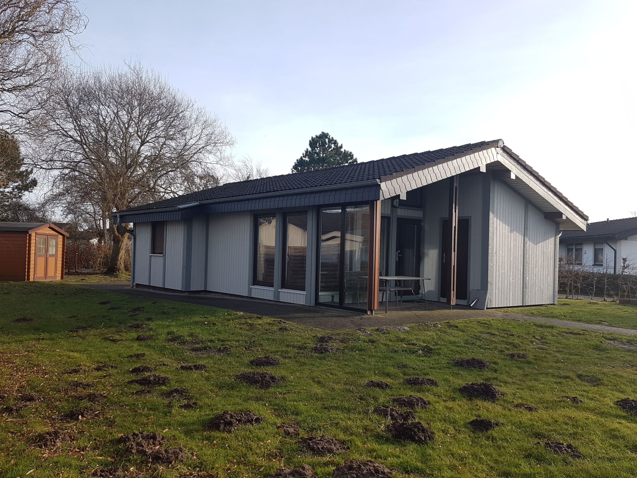 Freistehendes Ferienhaus in 2.Reihe am See-Drinnen