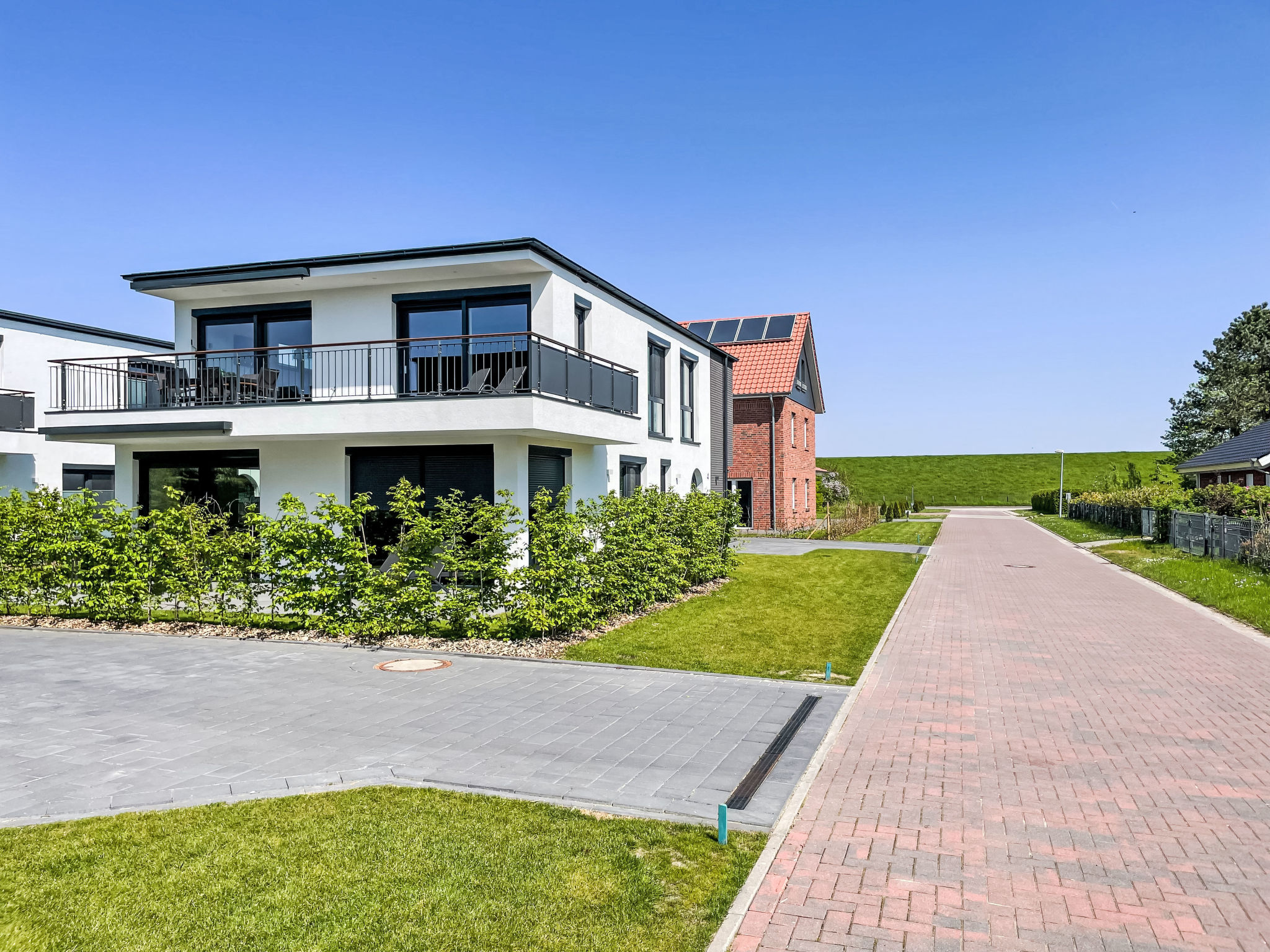 Appartement 4-kamers 96 m2, op de begane grond. Ruim en licht, comfortabel en modern ingericht: groot woon-/eetkamer met Sat-TV (Flatscreen TV). Uitgang naar de tuin. 2 kamers, elke kamer heeft 1 2-pe..