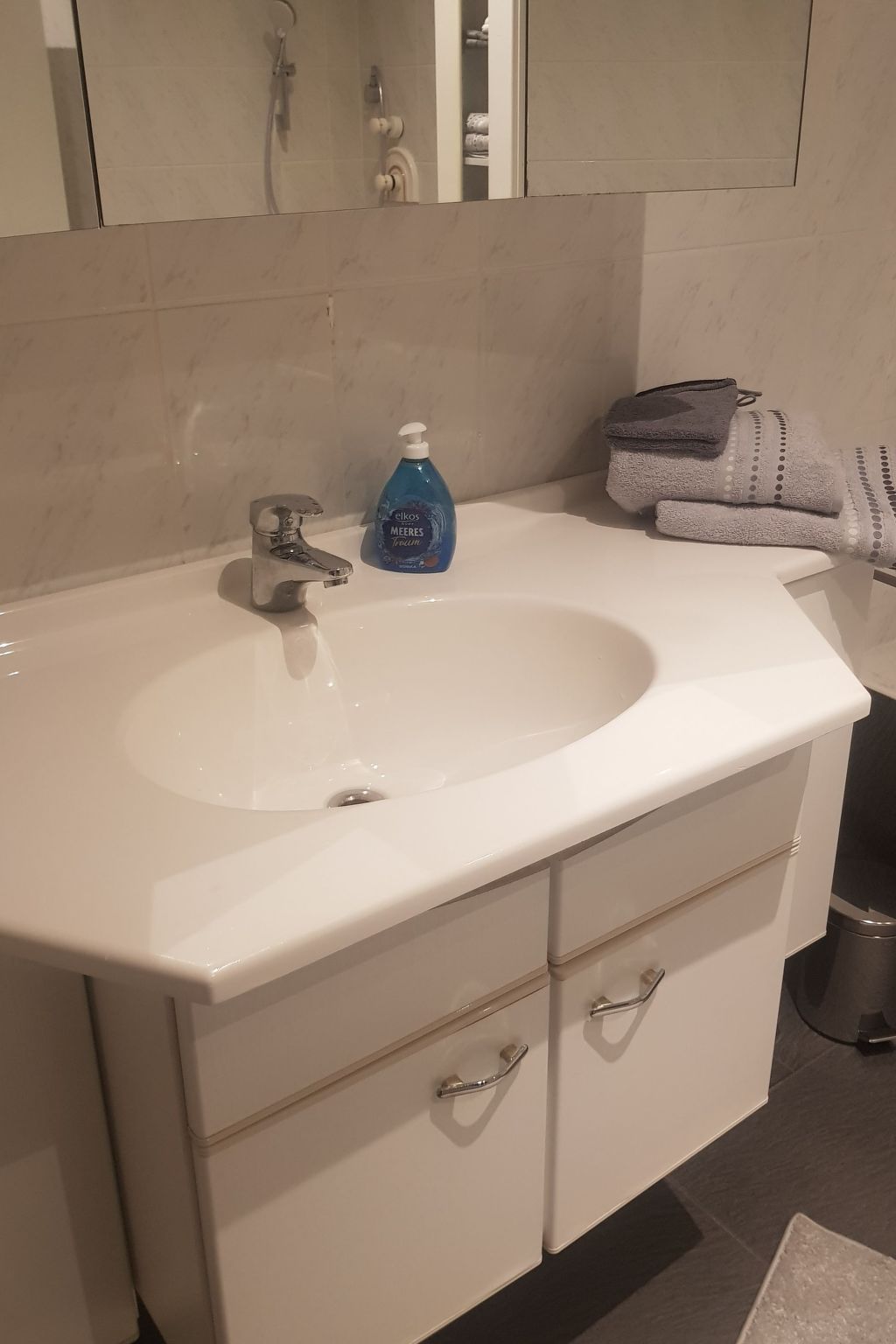 Private Ferienwohnung in Nordenham mit großem Garten-Drinnen